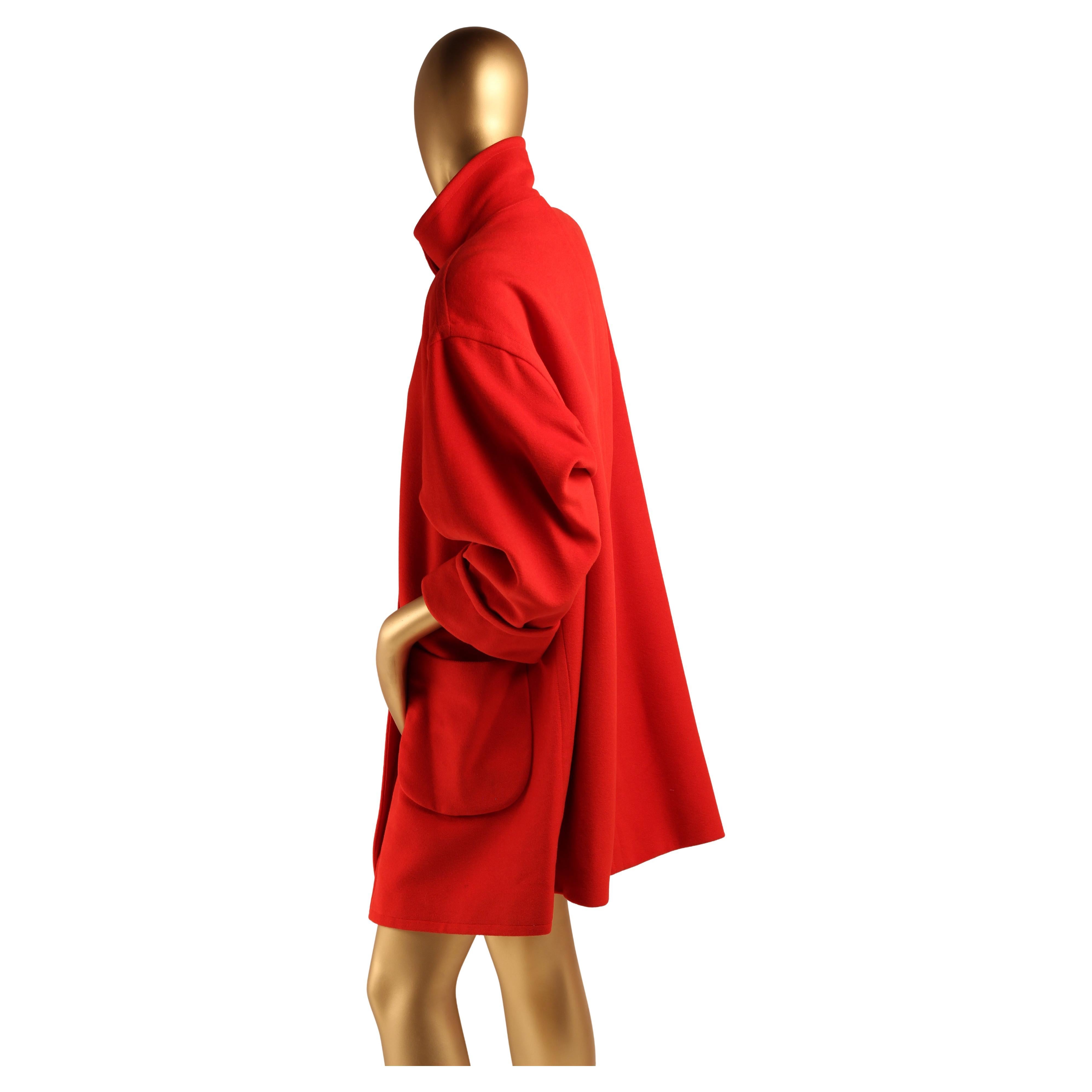 Louis Féraud, cappotto oversize in lana rossa degli anni '80 con bottoni dorati a spirale in vendita 7