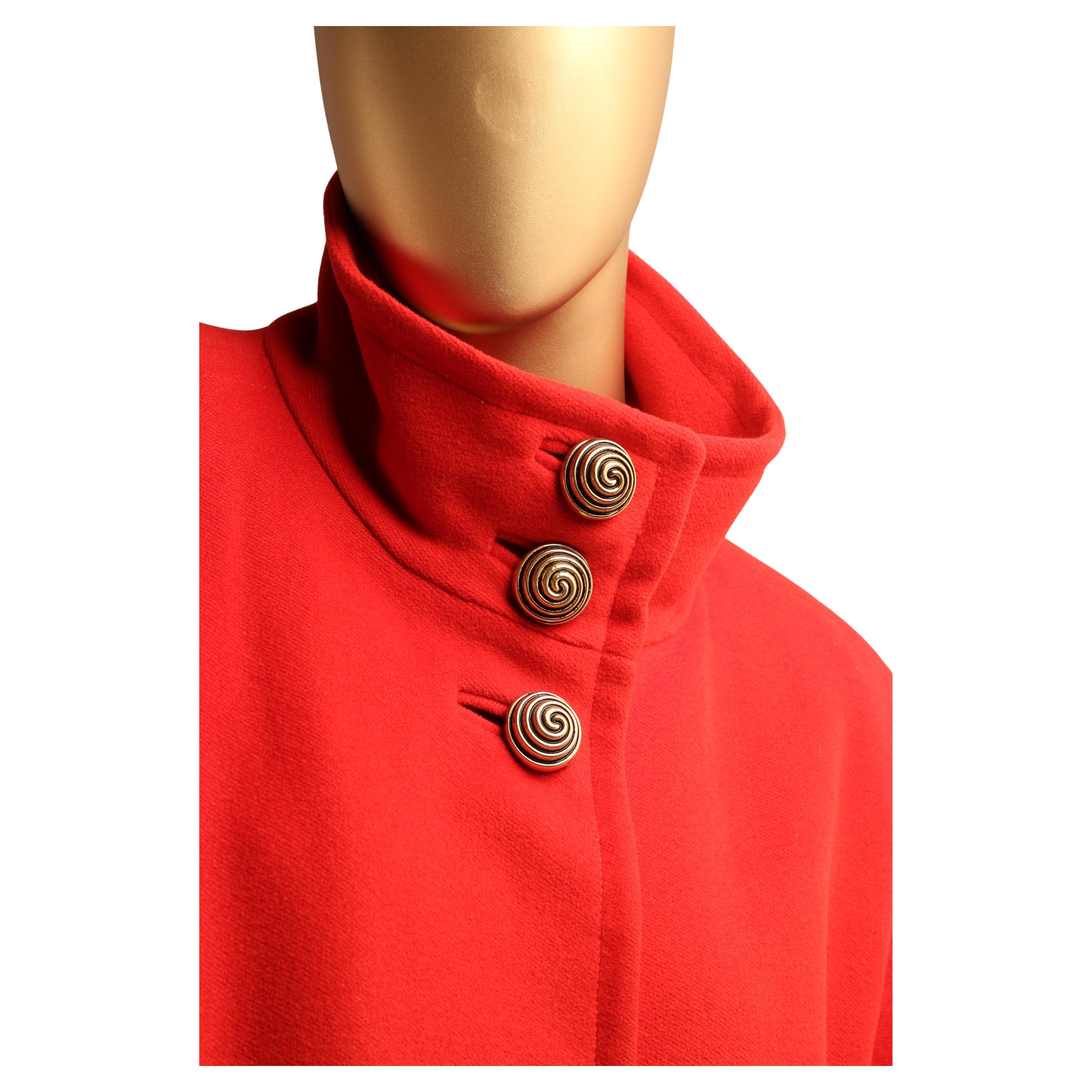 Louis Féraud SET anni '80 Cappotto oversize in lana rossa con bottoni dorati a spirale

Questo cappotto vintage in lana rossa Louis Féraud SET (1988-1992 circa) è un capo d'abbigliamento da collezione della linea ready-to-wear della Maison.