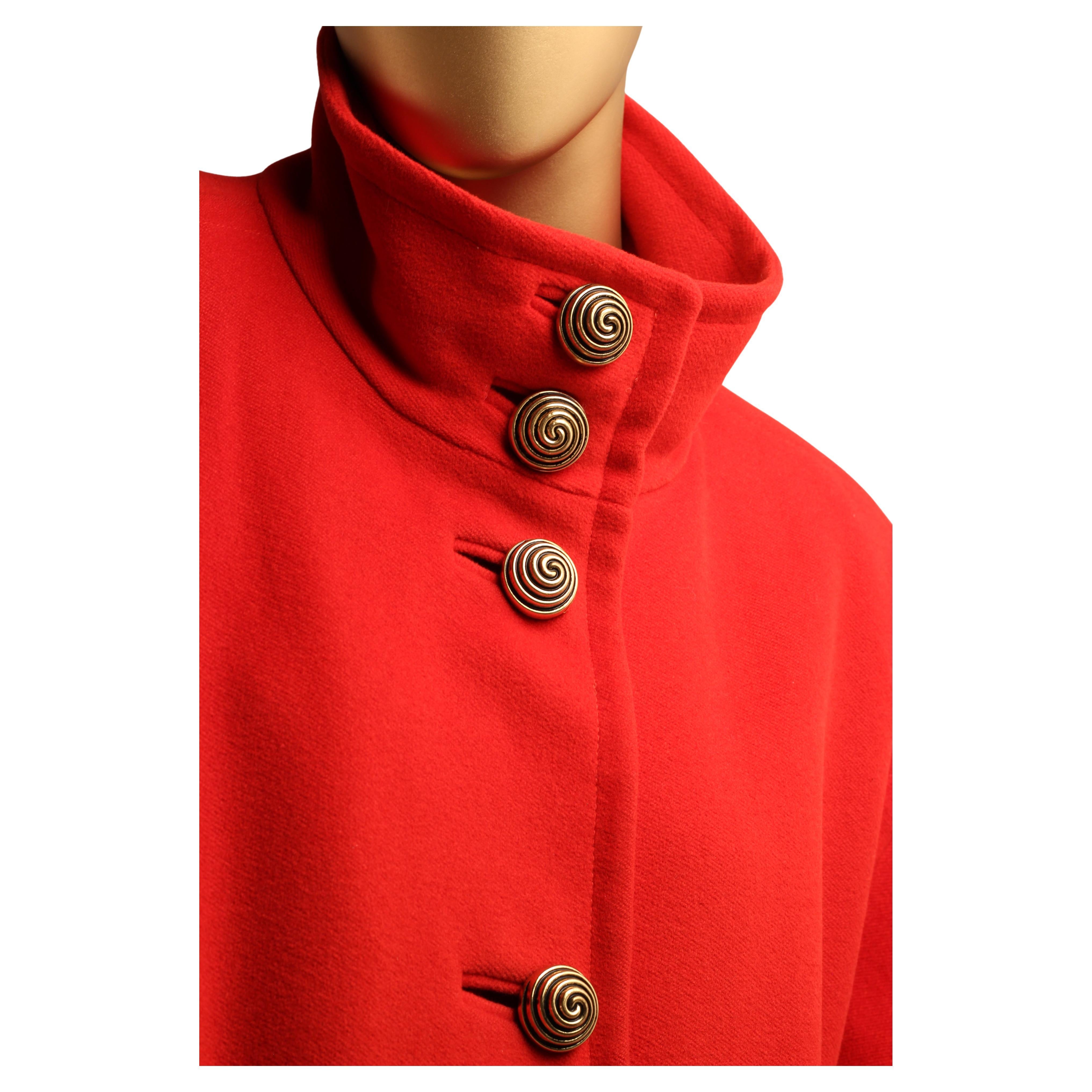 Rosso Louis Féraud, cappotto oversize in lana rossa degli anni '80 con bottoni dorati a spirale in vendita