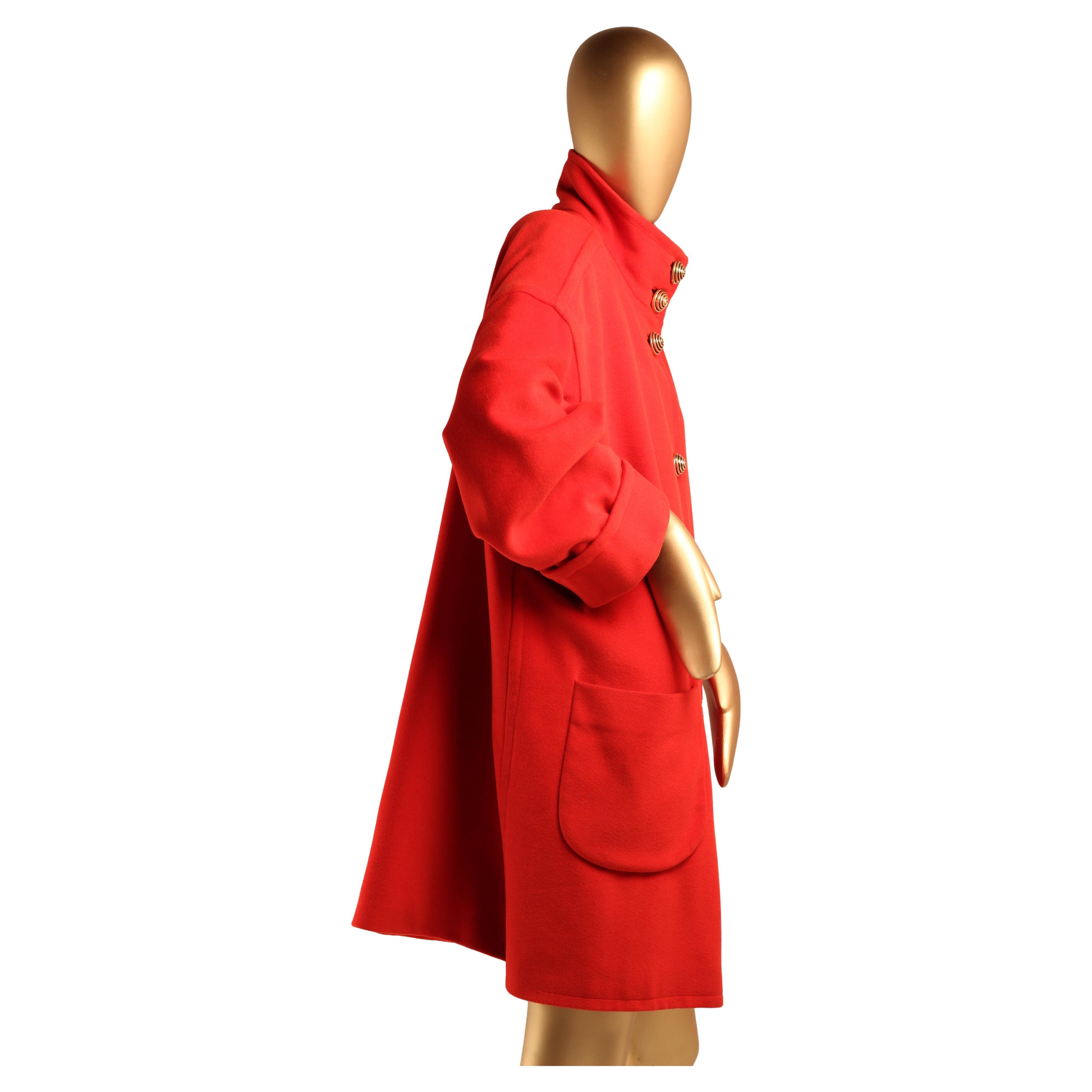 Louis Féraud, cappotto oversize in lana rossa degli anni '80 con bottoni dorati a spirale In condizioni buone in vendita a London, GB