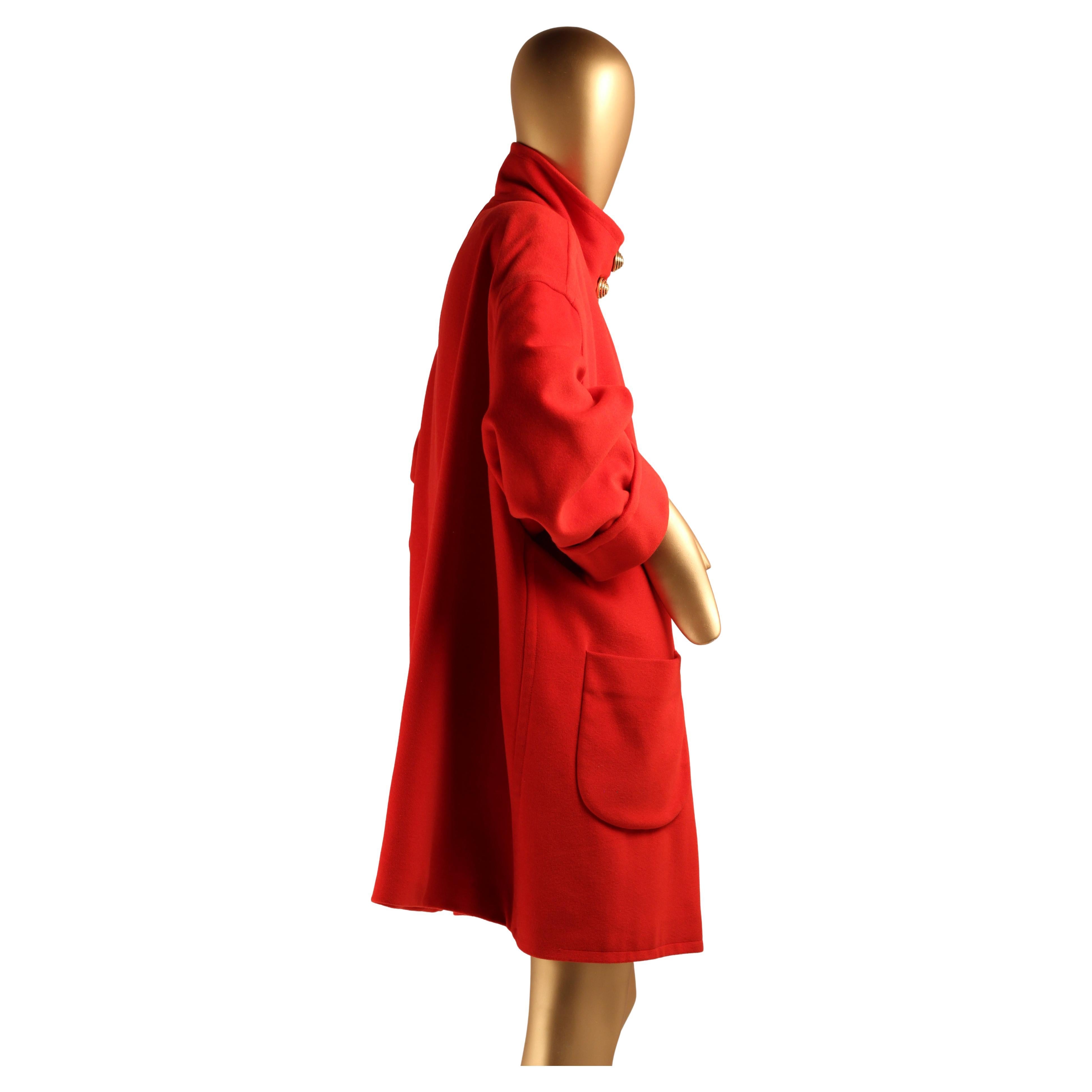 Louis Féraud, cappotto oversize in lana rossa degli anni '80 con bottoni dorati a spirale in vendita 2
