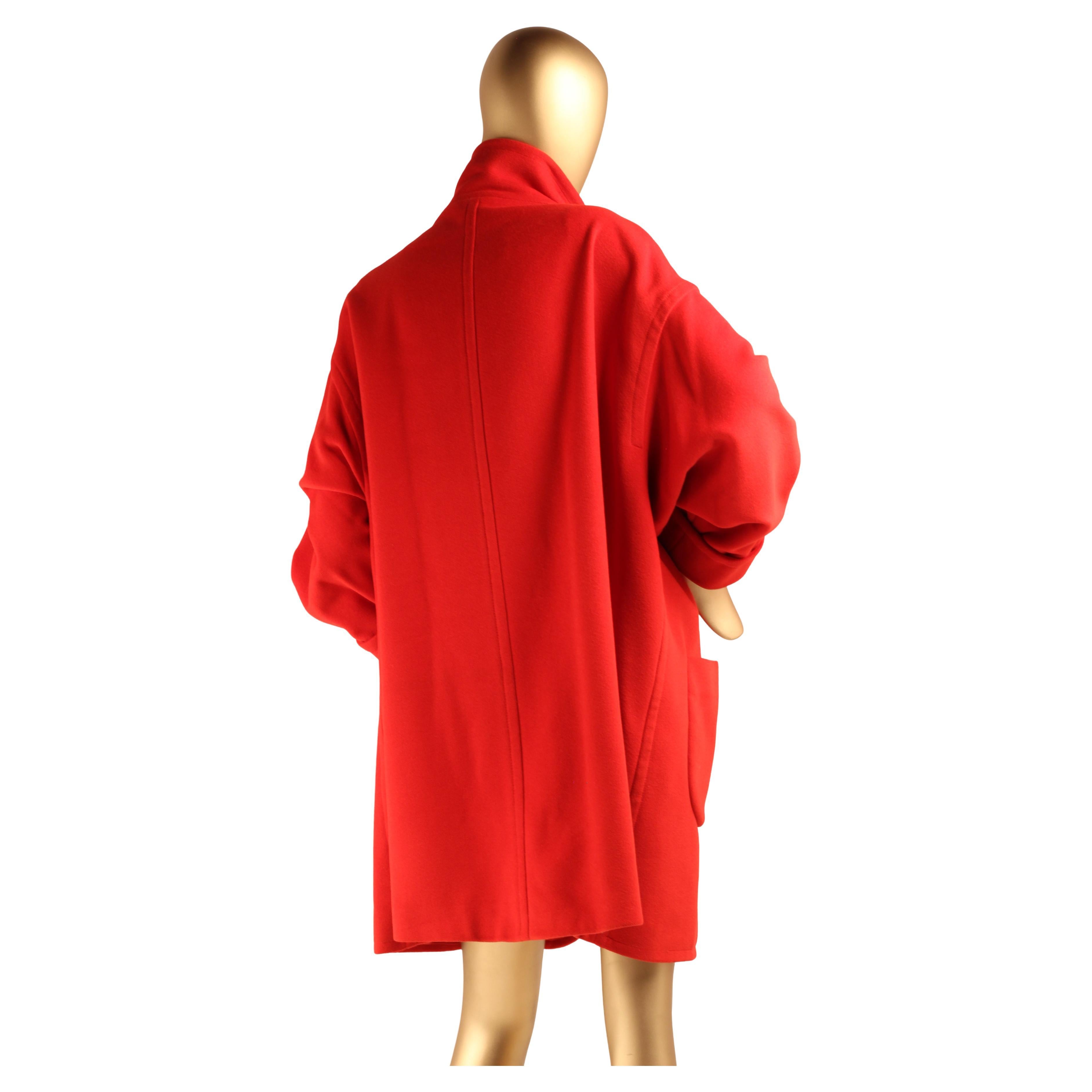 Louis Féraud, cappotto oversize in lana rossa degli anni '80 con bottoni dorati a spirale in vendita 3