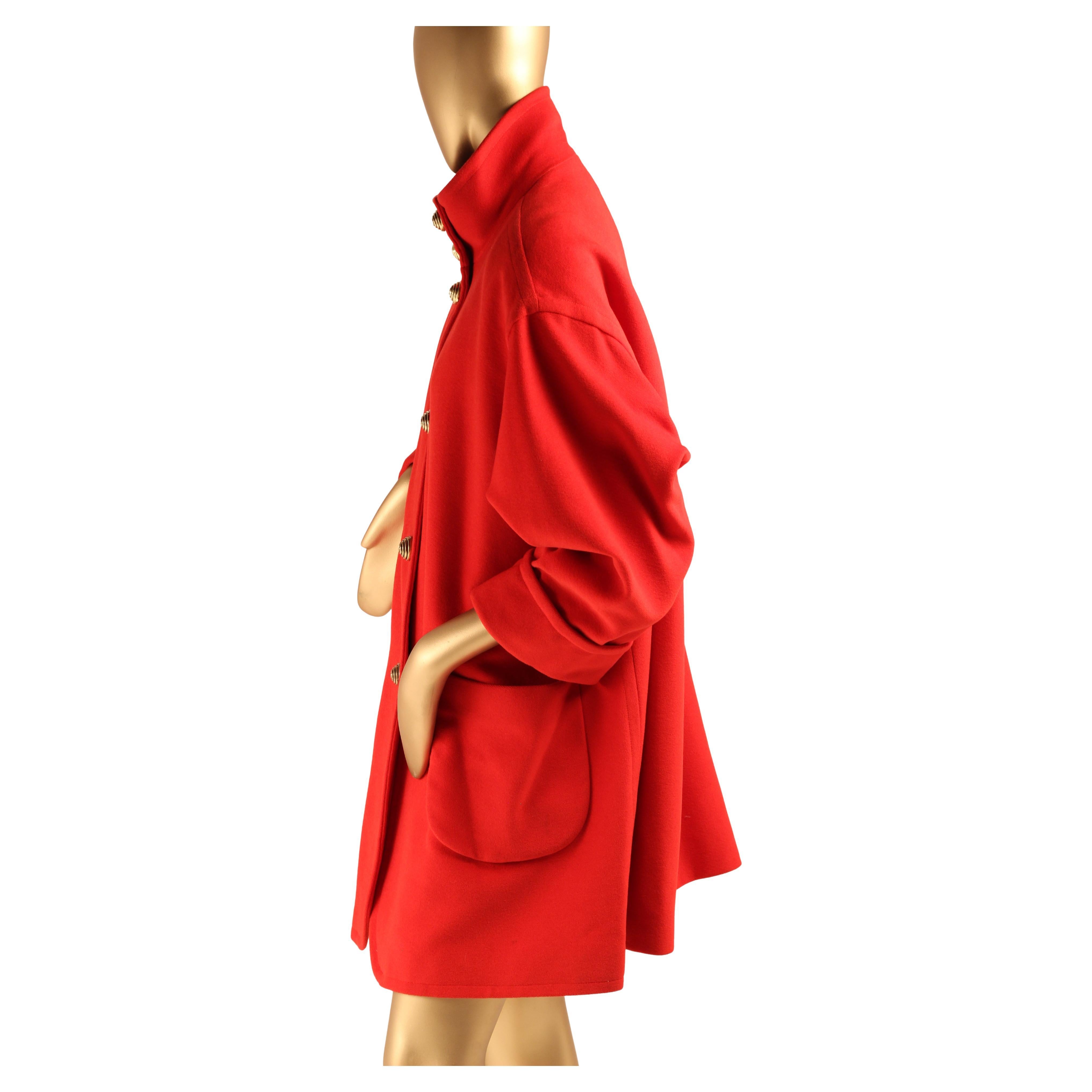 Louis Féraud, cappotto oversize in lana rossa degli anni '80 con bottoni dorati a spirale in vendita 4