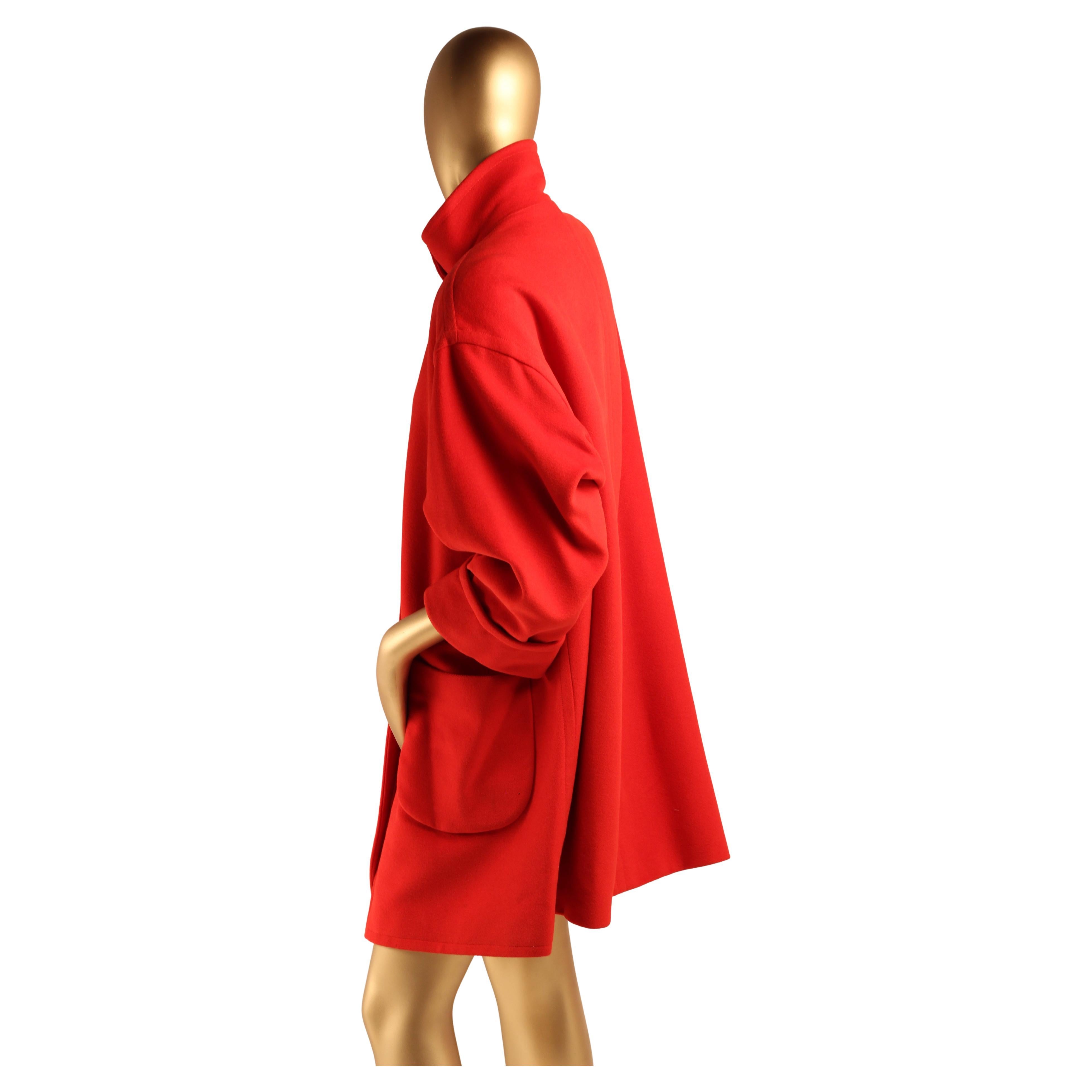 Louis Féraud 1980 Manteau oversize en laine rouge avec boutons dorés en spirale