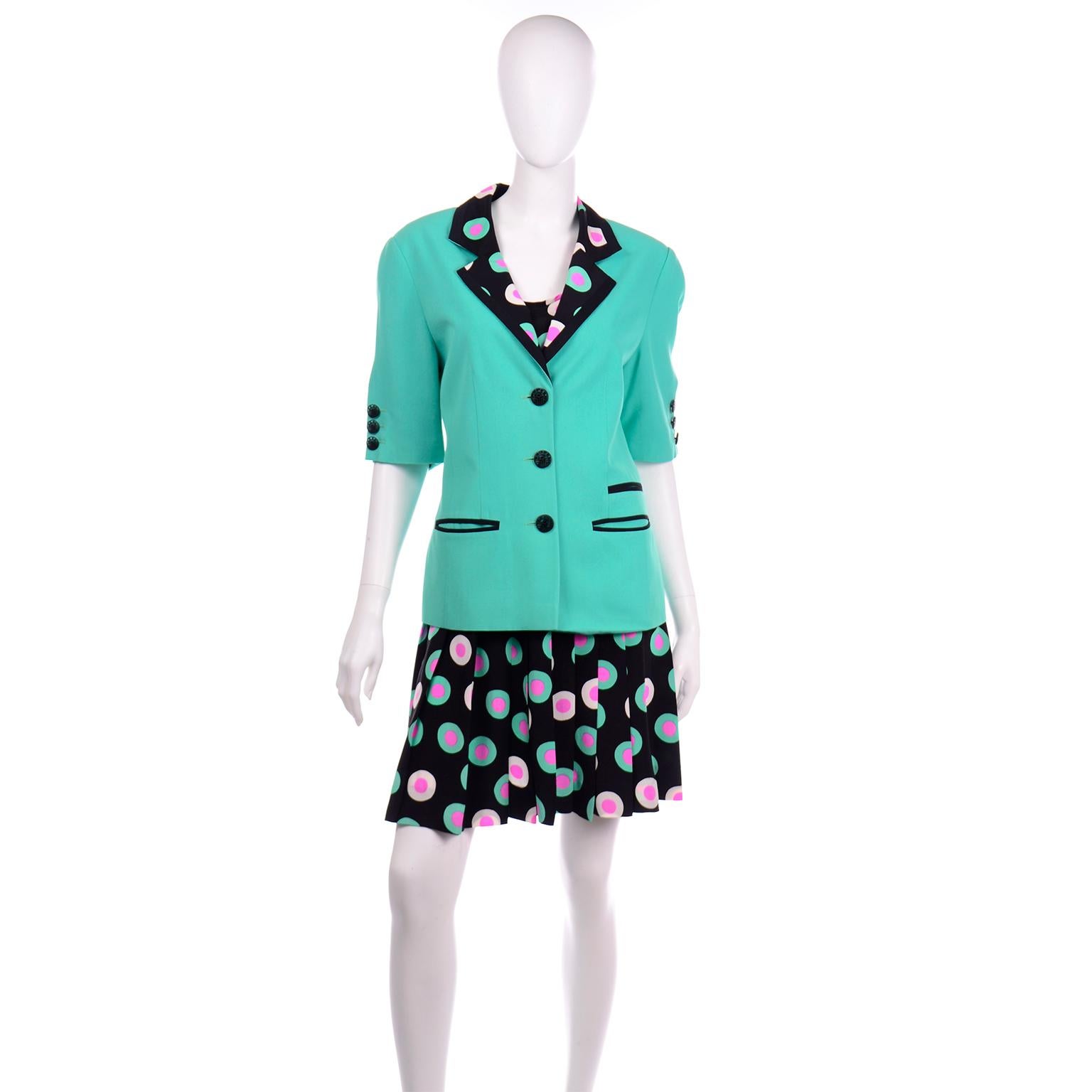 Zweiteiliger Anzug von Louis Feraud aus schwarzer, grüner und rosafarbener Seide mit Punkten und mintgrüner Jacke (Blau) im Angebot