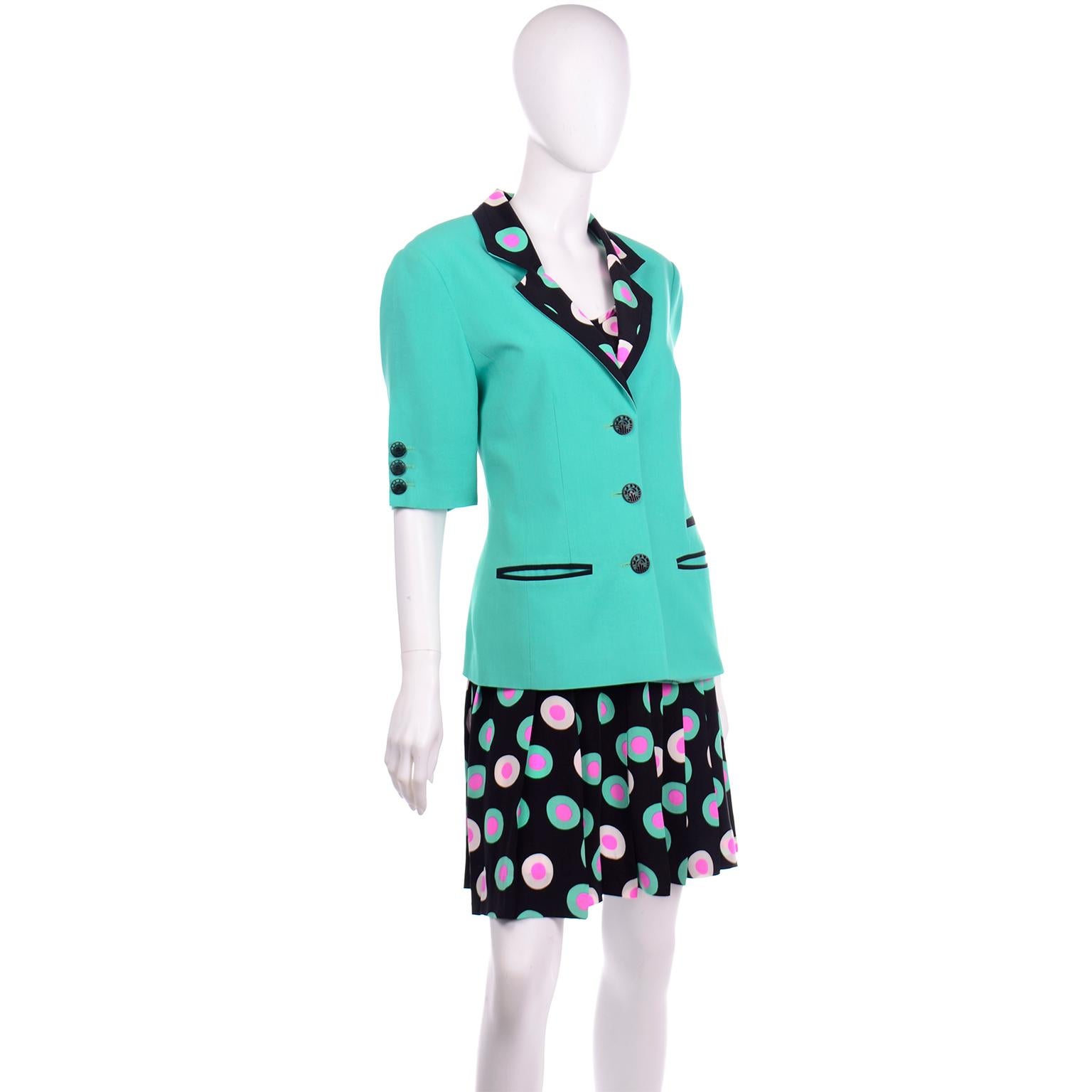 Zweiteiliger Anzug von Louis Feraud aus schwarzer, grüner und rosafarbener Seide mit Punkten und mintgrüner Jacke im Zustand „Hervorragend“ im Angebot in Portland, OR