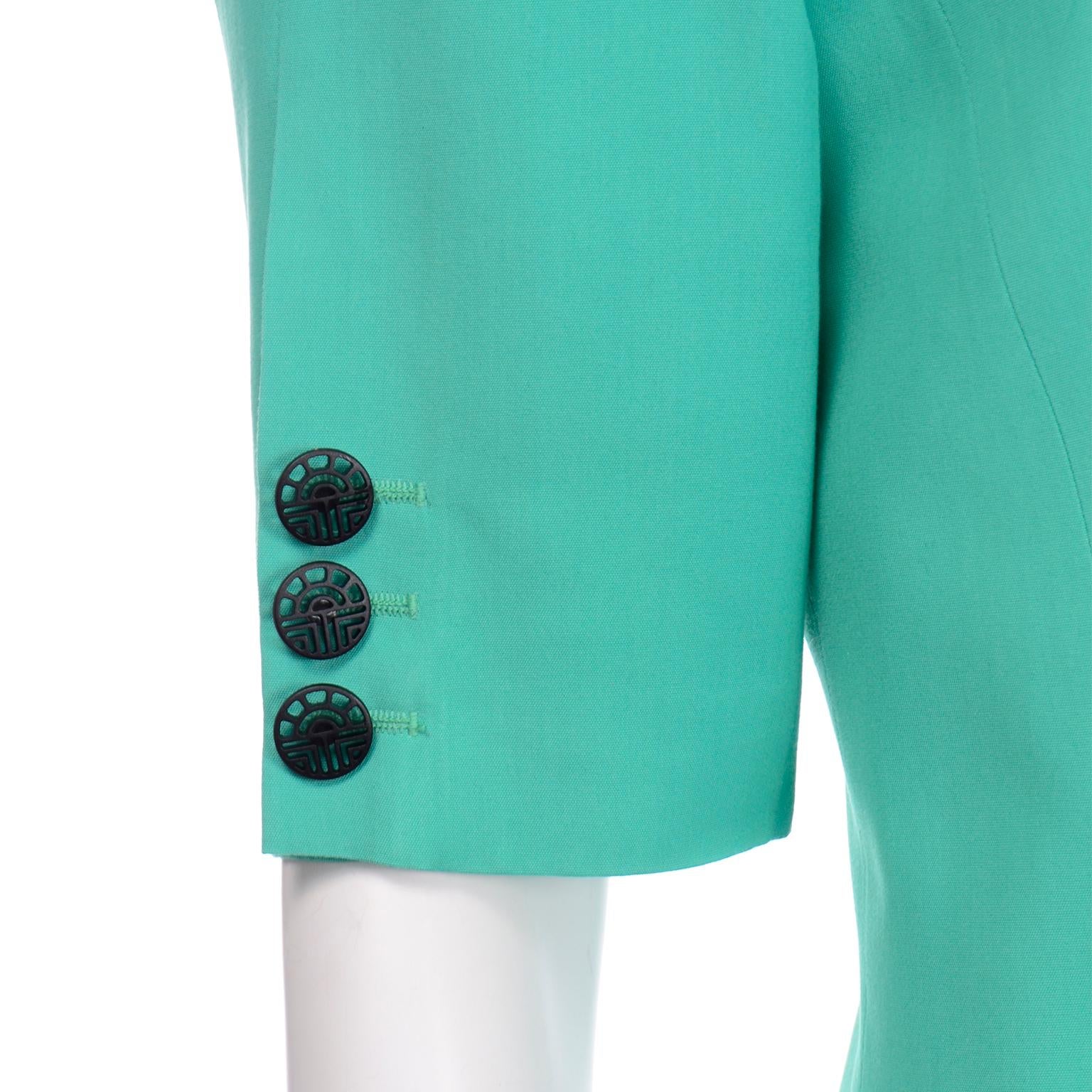 Zweiteiliger Anzug von Louis Feraud aus schwarzer, grüner und rosafarbener Seide mit Punkten und mintgrüner Jacke im Angebot 3