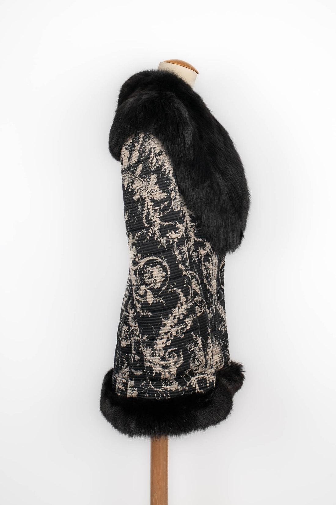 Louis Feraud - Abrigo brocado blanco y negro con efecto de pespunte, doble fila de botones, gran cuello chal y revés de manga larga cubierto de zorro negro brillante. No se indica la talla, se ajusta a una 38FR. Colección 1980 de Alta Costura.

Más
