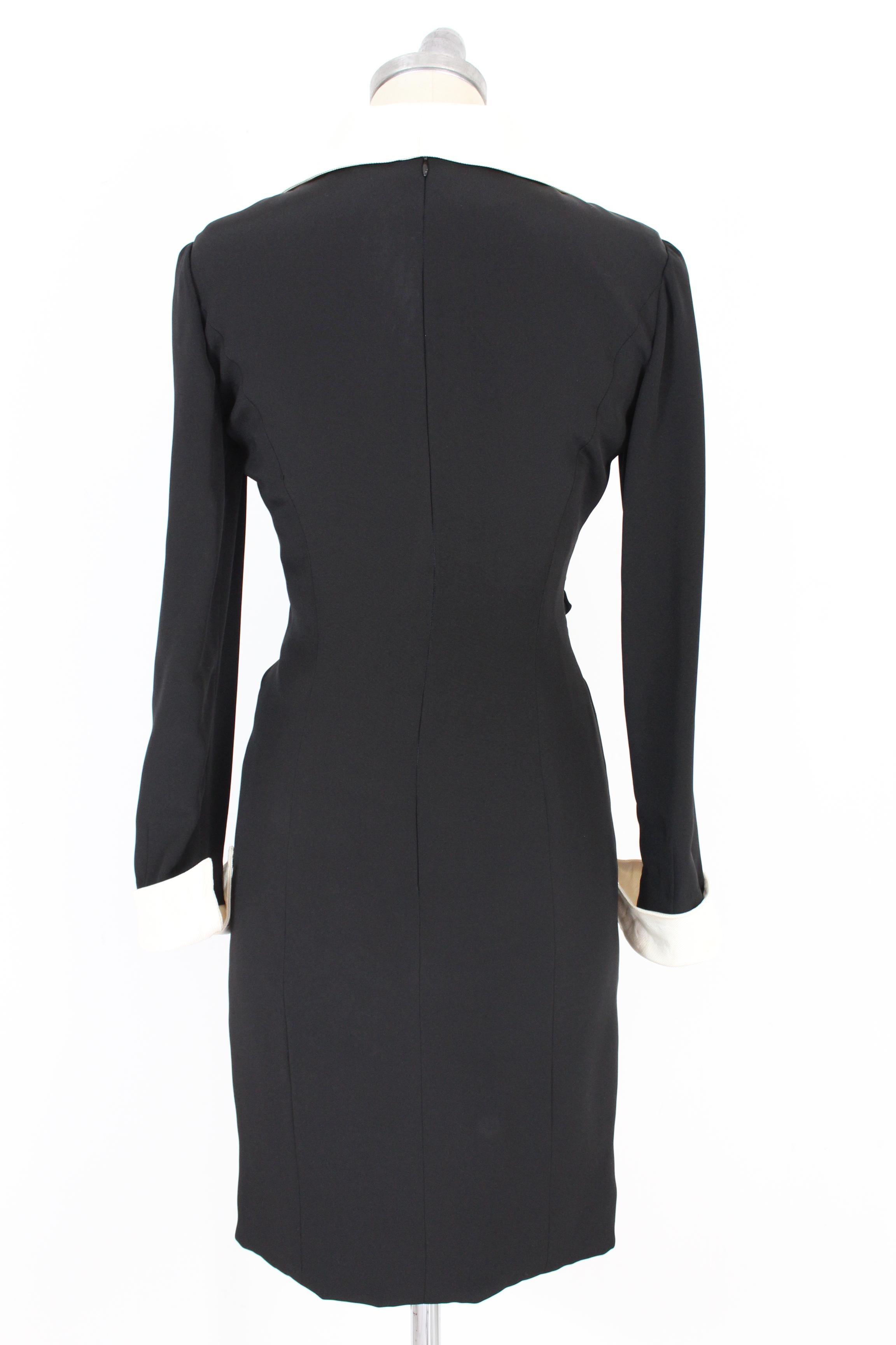 Louis Feraud vintage 90s woman dress. Black sheath dress, 100% silk. Tone-on-tone drapes at the waist. The dress has a beige collar and cuffs, removable with some clip buttons. Made in the USA. Excellent vintage condition.

Size: 42 It 8 Us 10