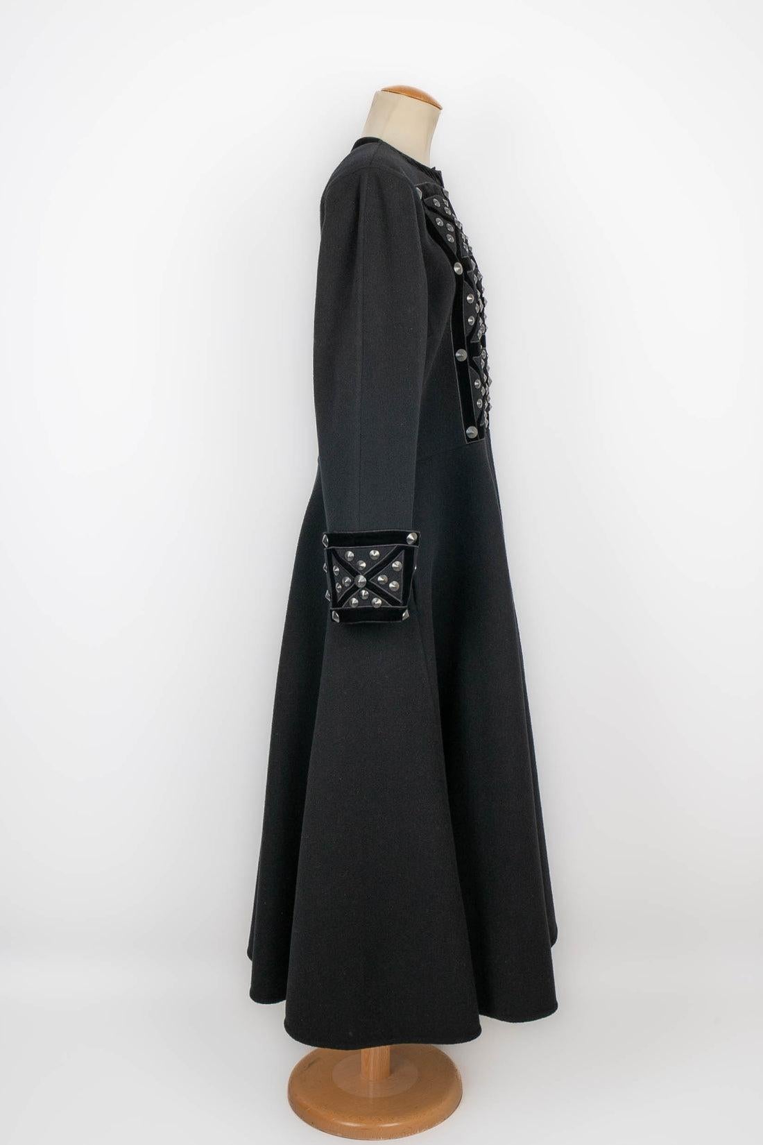 Louis Feraud - Großer Mantel aus schwarzem Wollstoff, Brust mit Applikationen aus schwarzen Samtbändern und Stahlkegelmustern. Keine Größenangabe, es passt eine 36FR. Prototyp aus einer Modenschau. 1978/1982 Haute Couture Collection'S.

Zusätzliche