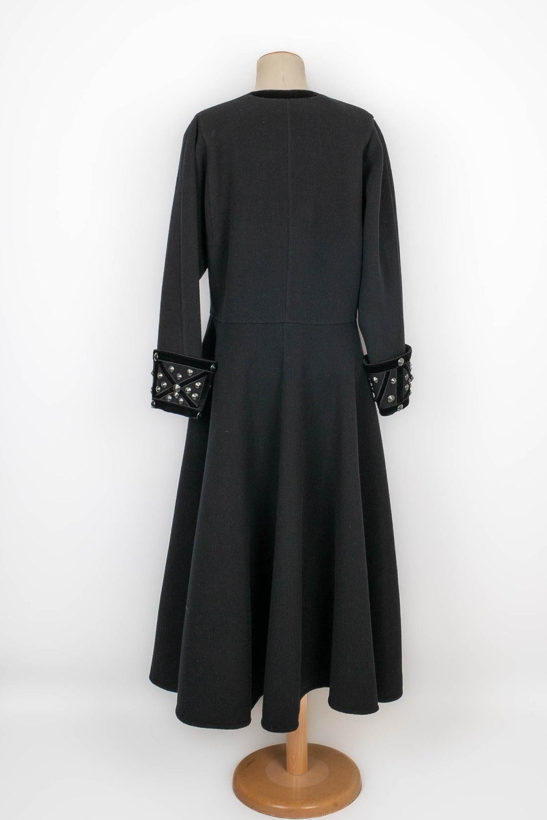 Schwarzer Haute Couture-Stoffmantel aus Wolle von Louis Feraud, 1978/1982 im Zustand „Gut“ im Angebot in SAINT-OUEN-SUR-SEINE, FR