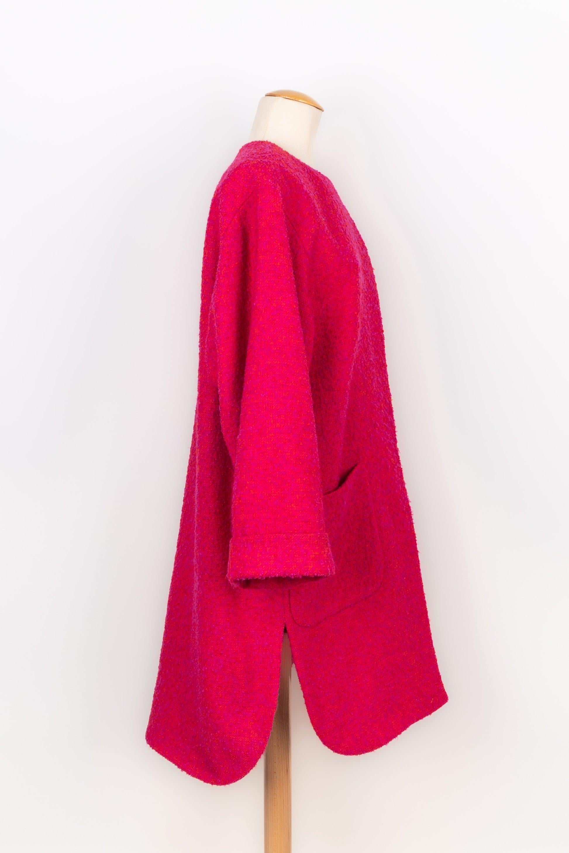Louis Feraud - Blended mohair and wool coat in pink, red, and purple tones. Golden metal buttons. Size 36FR indicated.

Additional information:
Condition: Very good condition
Dimensions: Shoulder width: 42 cm - Chest: 65 cm - Sleeve length: 56 cm -