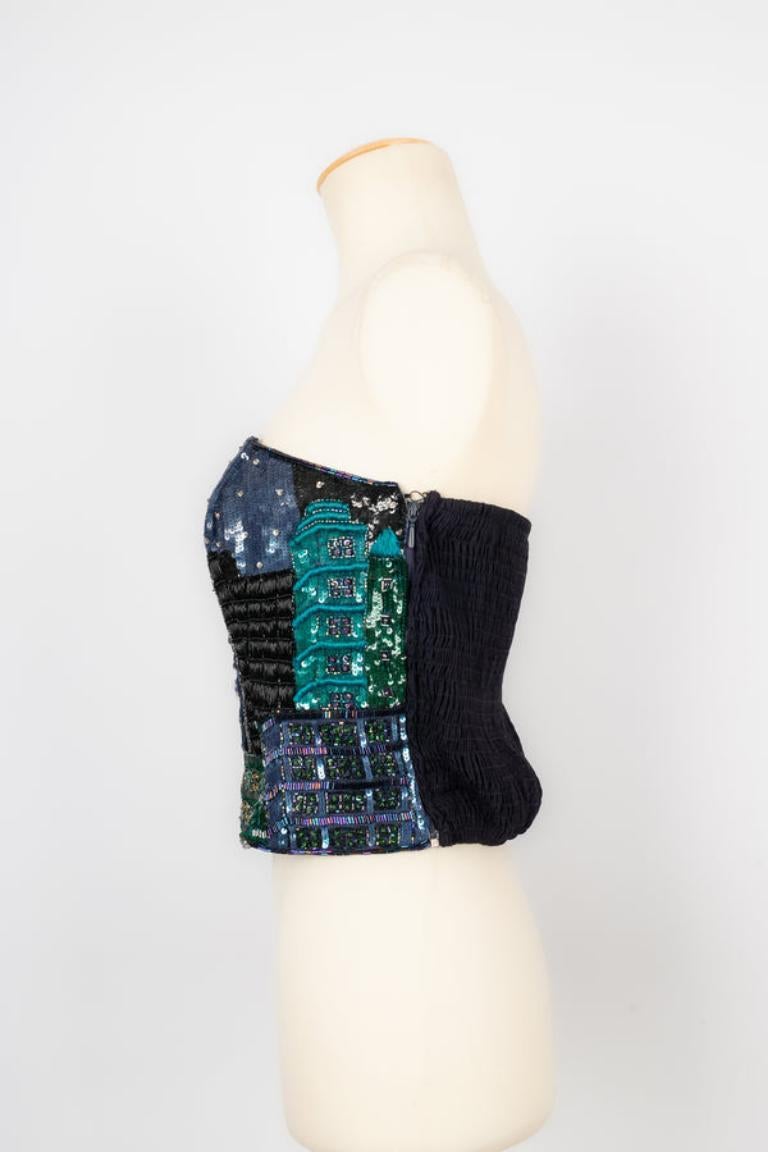 Louis Feraud - (Made in Germany) Bustier-Top, vollständig mit bunten Pailletten, Perlen und Lurexfäden bestickt. Größe 44FR angegeben.

Zusätzliche Informationen:
Zustand: Guter Zustand
Abmessungen: Brustlänge: 37 cm - Höhe: 29 cm

Sellers Referenz:
