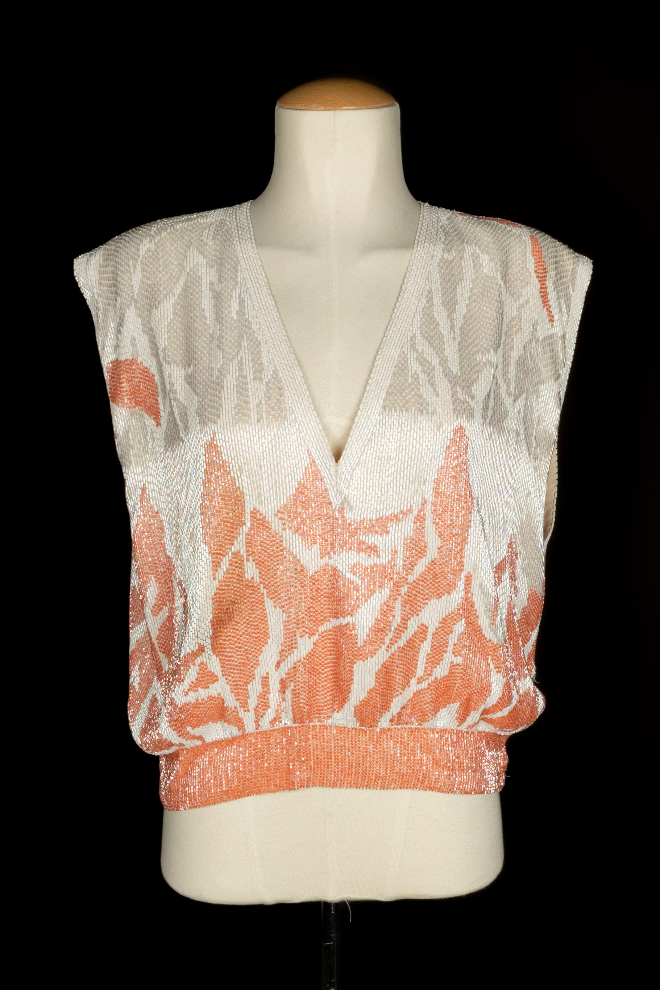 LOUIS FERAUD - (Made in France) Top in seta ricamato con perle bianche e color corallo. Mancano le etichette della composizione e della taglia, ma veste una 36FR/38FR. Una collezione di alta moda.

Condizioni:
Ottime condizioni

Dimensioni:
Petto: