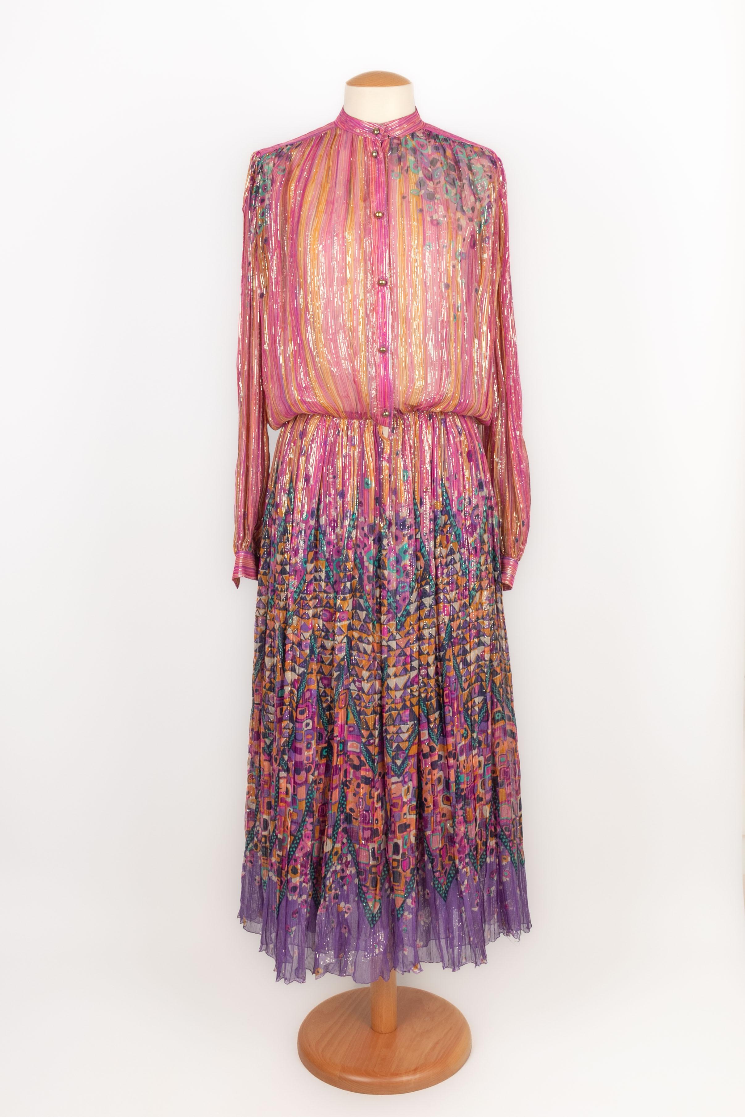 LOUIS FERAUD - Golden lurex thread and muslin dress printed with a multicolored geometrical pattern. No size indicated, it fits a 36FR. A Collection circa 1980.

Condition:
Very good condition

Dimensions:
Shoulder width: 38 cm - Chest: 60 cm -