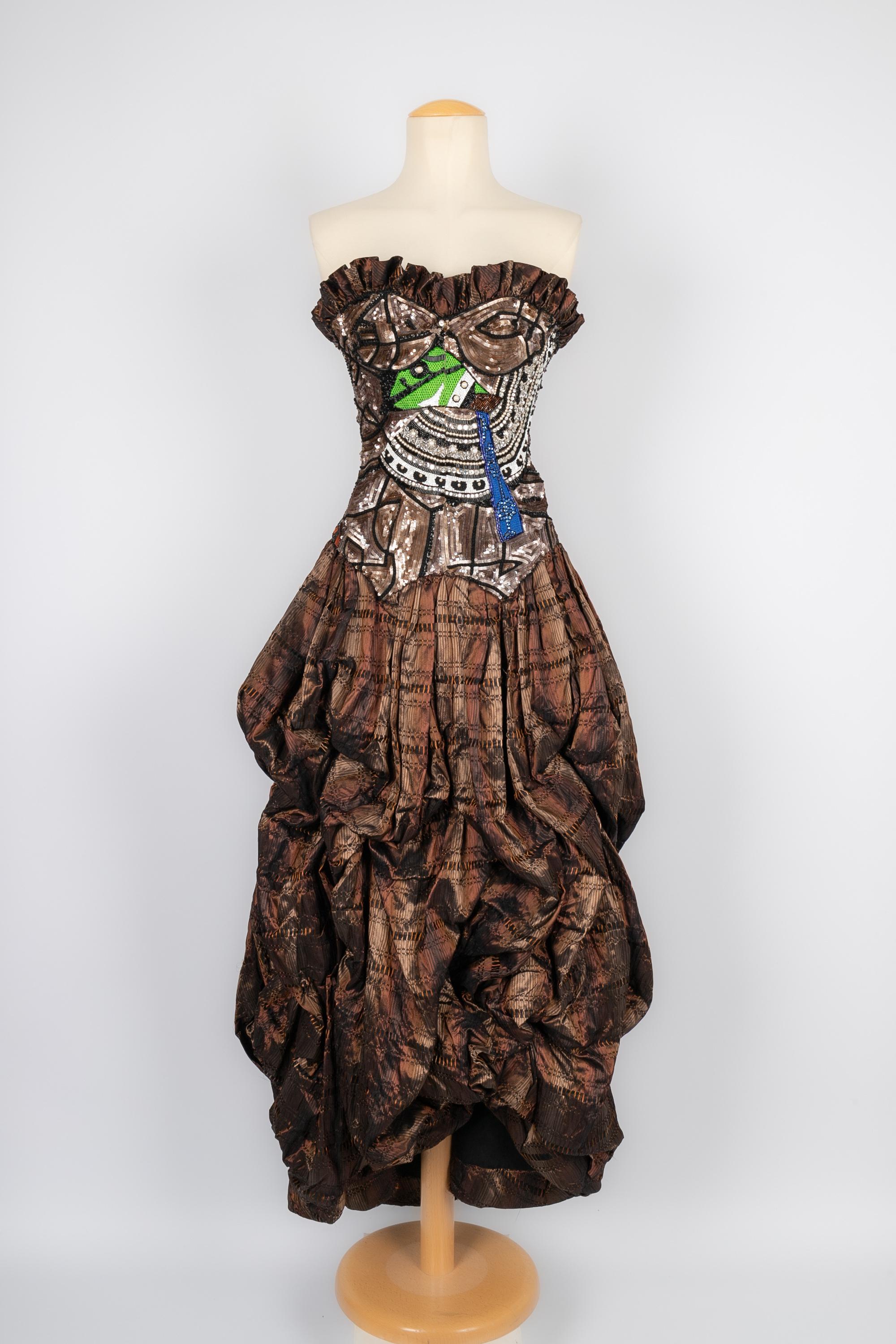 LOUIS FERAUD - (Made in France) Brown silk taffeta bustier dress sewn with sequins. No size nor composition label, it fits a 36FR/38FR. Haute Couture piece.

Condition:
Very good condition

Dimensions:
Chest: 34 cm - Waist: 33 cm - Length: 135
