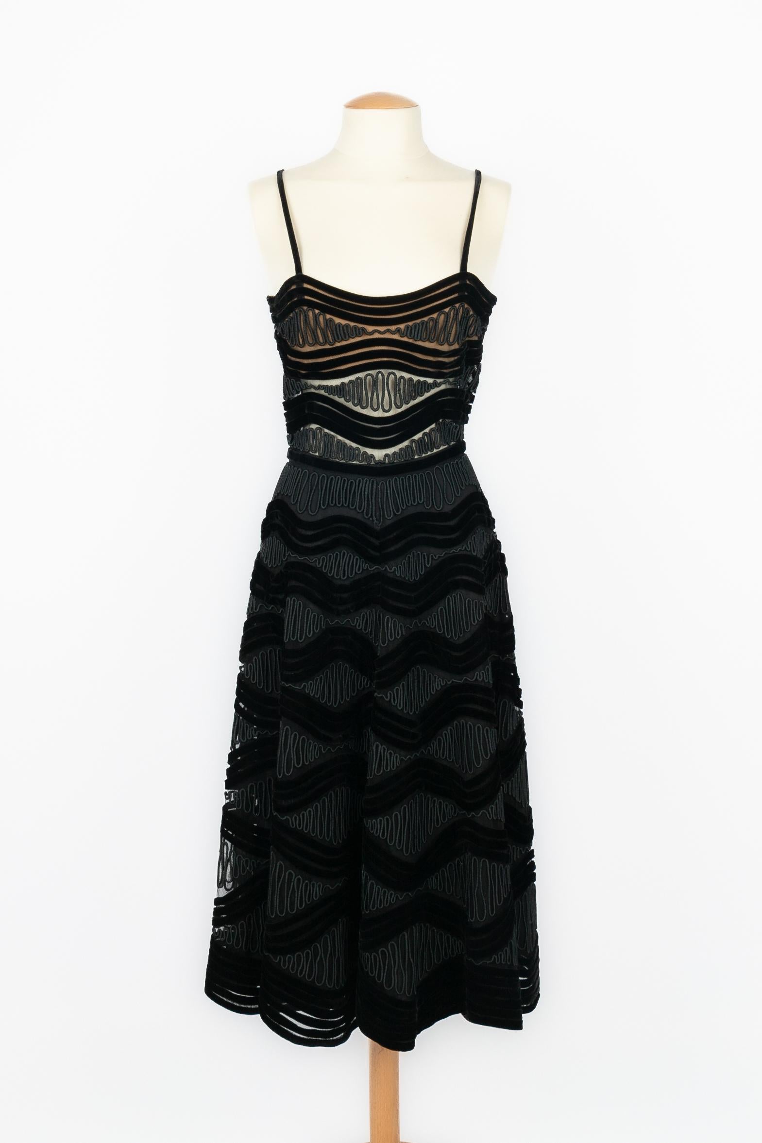 LOUIS FERAUD - Abito in tulle con passamaneria e velluto nero. Non è indicata la taglia, ma si adatta a una 34FR/36FR.

Condizioni:
Ottime condizioni

Dimensioni:
Petto: 42 cm - Vita: 30 cm - Lunghezza: 103 cm

SKU:VR351


