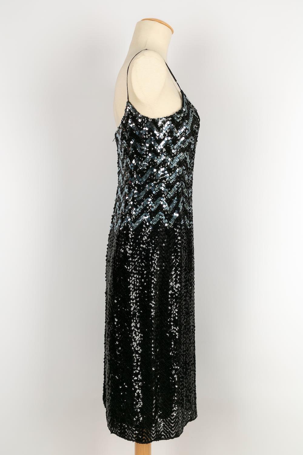 Louis Féraud -Dress embroidered with black and blue sequins. Size 38FR.

Additional information: 
Dimensions: Chest: 38 cm, Waist: 36 cm, Hips: 48 cm, Length: 104 cm
Condition: Very good condition
Seller Ref number: VR76