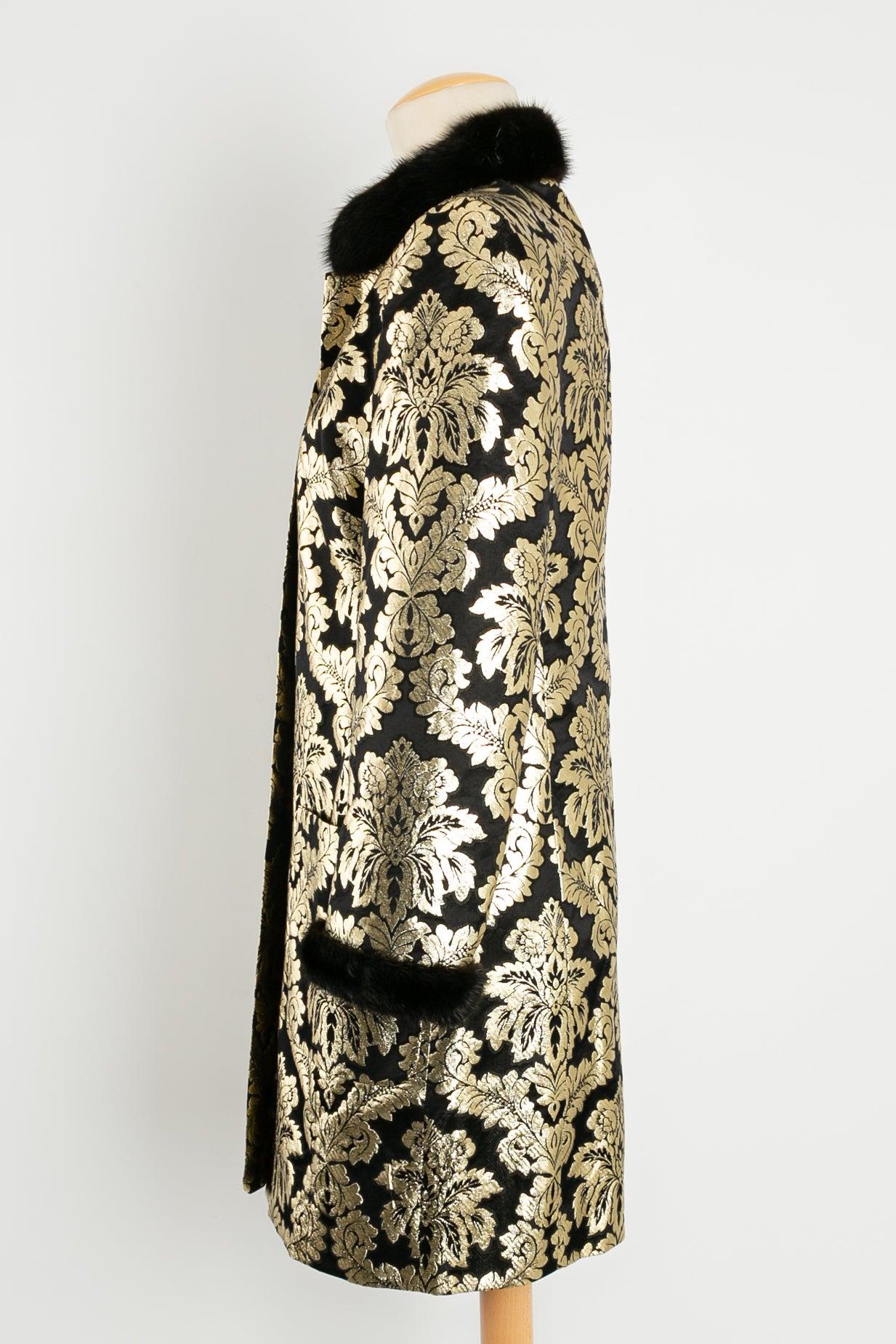 Louis Feraud - Coat in silk lamé printed with black and gold baroque patterns. The collar and the bottom of the sleeves are made of mink. Indicated size 36FR.

Additional information: 
Dimensions: Shoulders: 40 cm (15.74