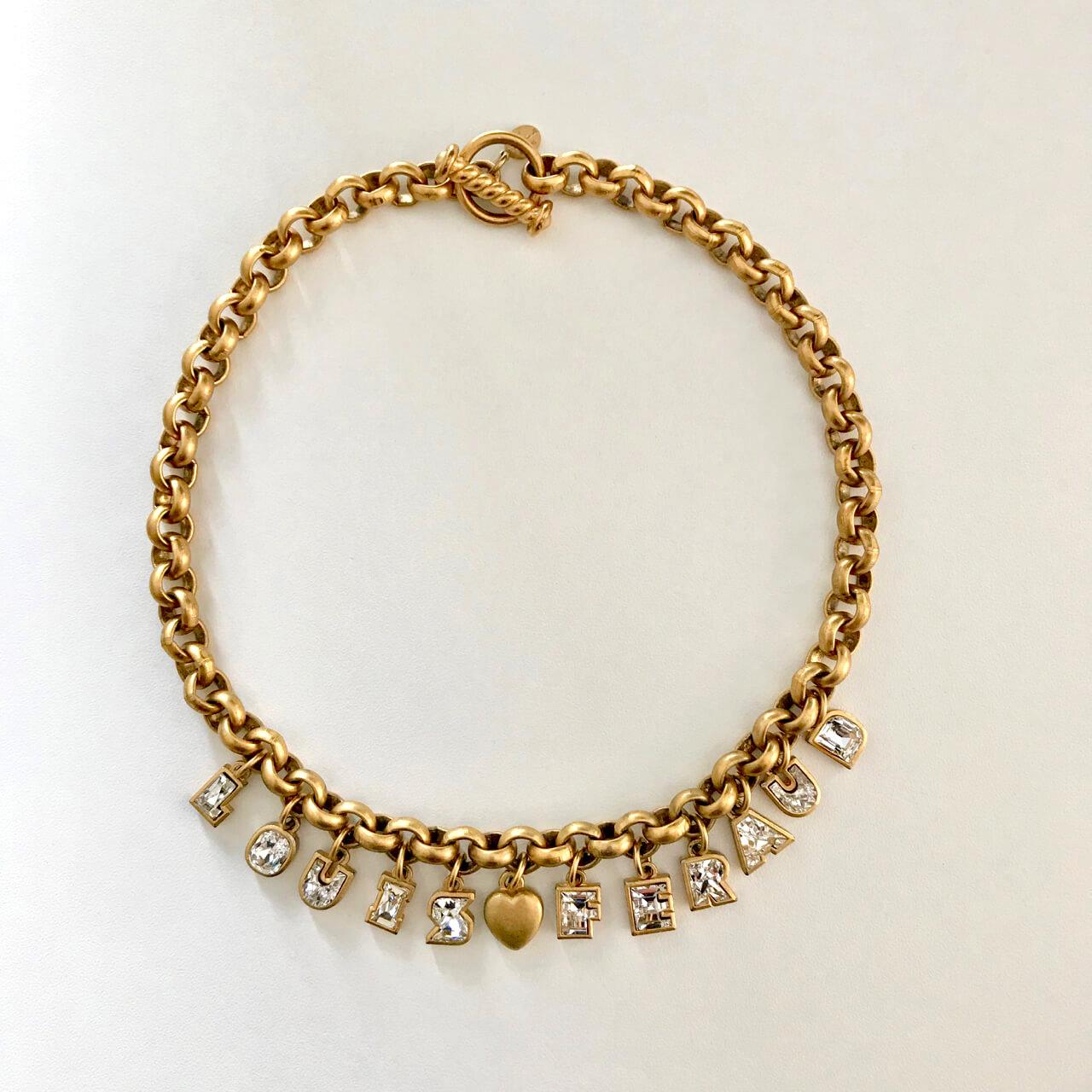 Un ensemble rare de collier et bracelet Louis Féraud des années 1980, comprenant chacun une chaîne massive en or, des lettres de breloque 