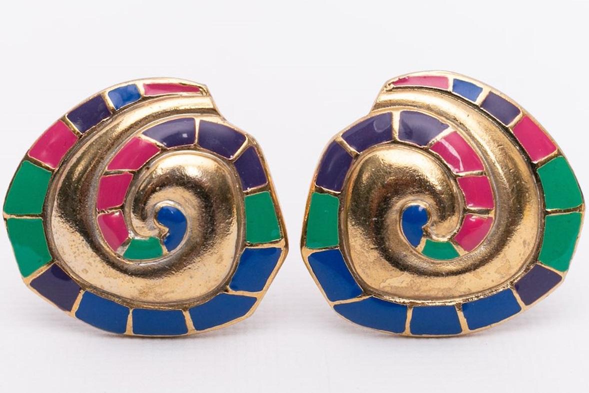 Louis Féraud Golden Metal and Enamelled Clip-on Earrings In Good Condition For Sale In SAINT-OUEN-SUR-SEINE, FR