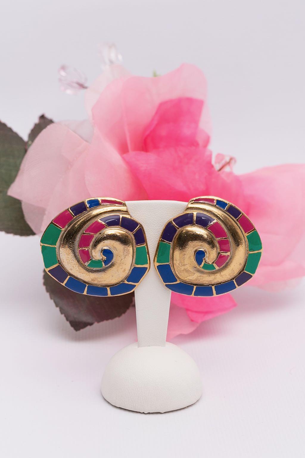Louis Féraud Golden Metal and Enamelled Clip-on Earrings For Sale 2