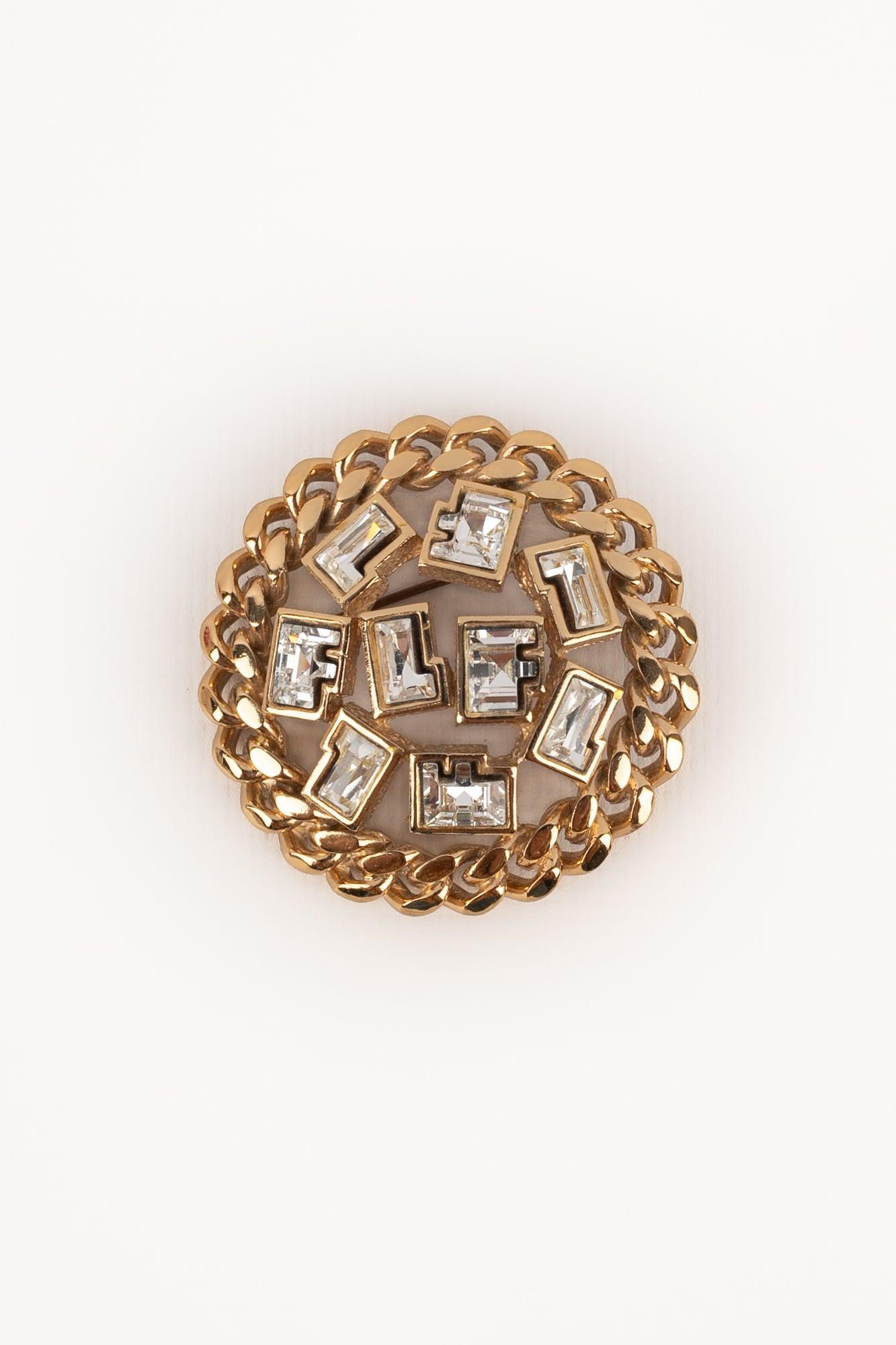 LOUIS FERAUD - Golden metal circular openwork brooch with rhinestones.

Additional information:
Condition: Very good condition
Dimensions: Height: 5 cm

SKU:BR24