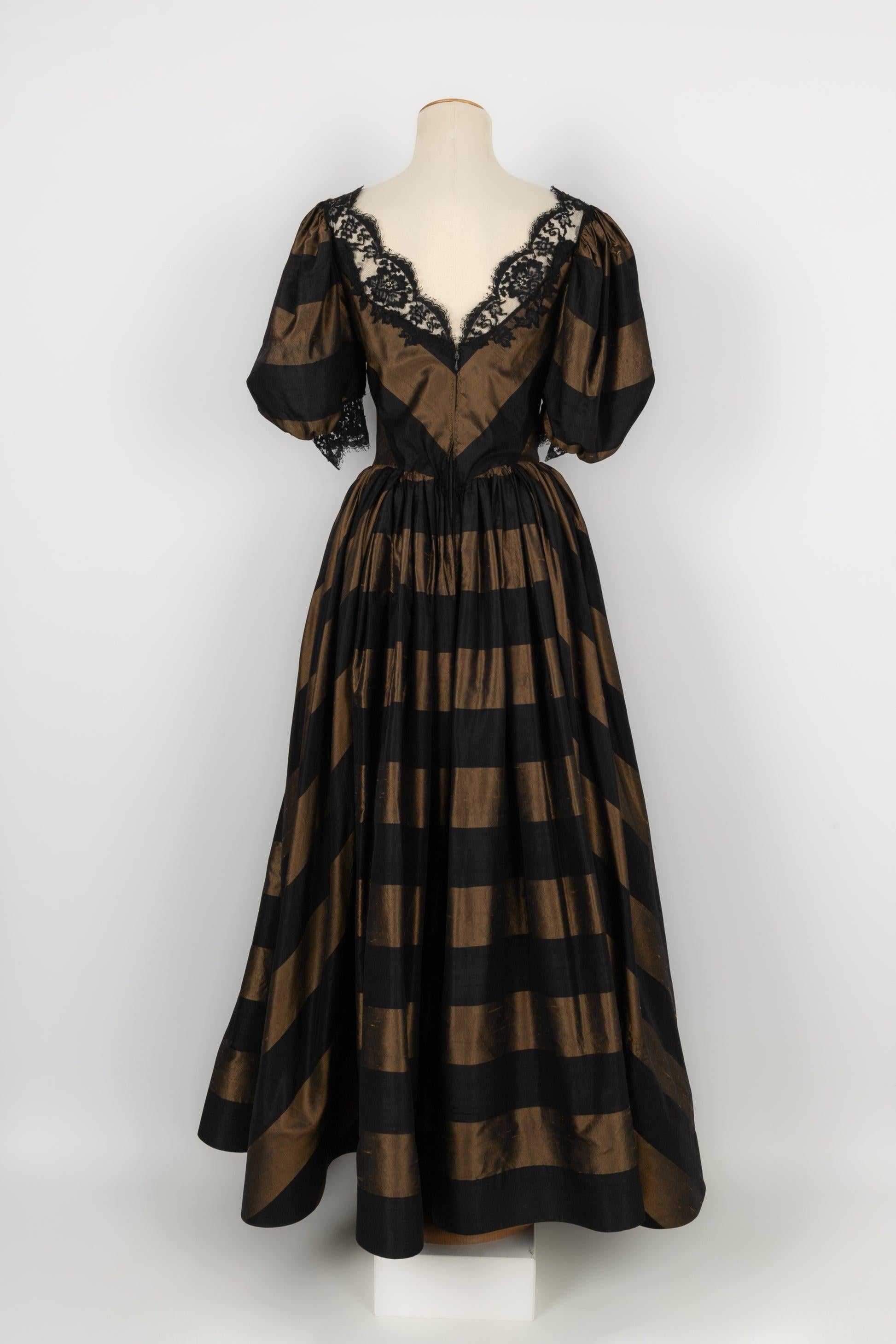Louis Feraud - (Made in France) Haute Couture black and brown silk taffeta dress sewn with lace. No size nor composition label, it fits a 36FR/38FR.

Additional information:
Condition: Very good condition
Dimensions: Chest: 40 cm - Waist: 31 cm -
