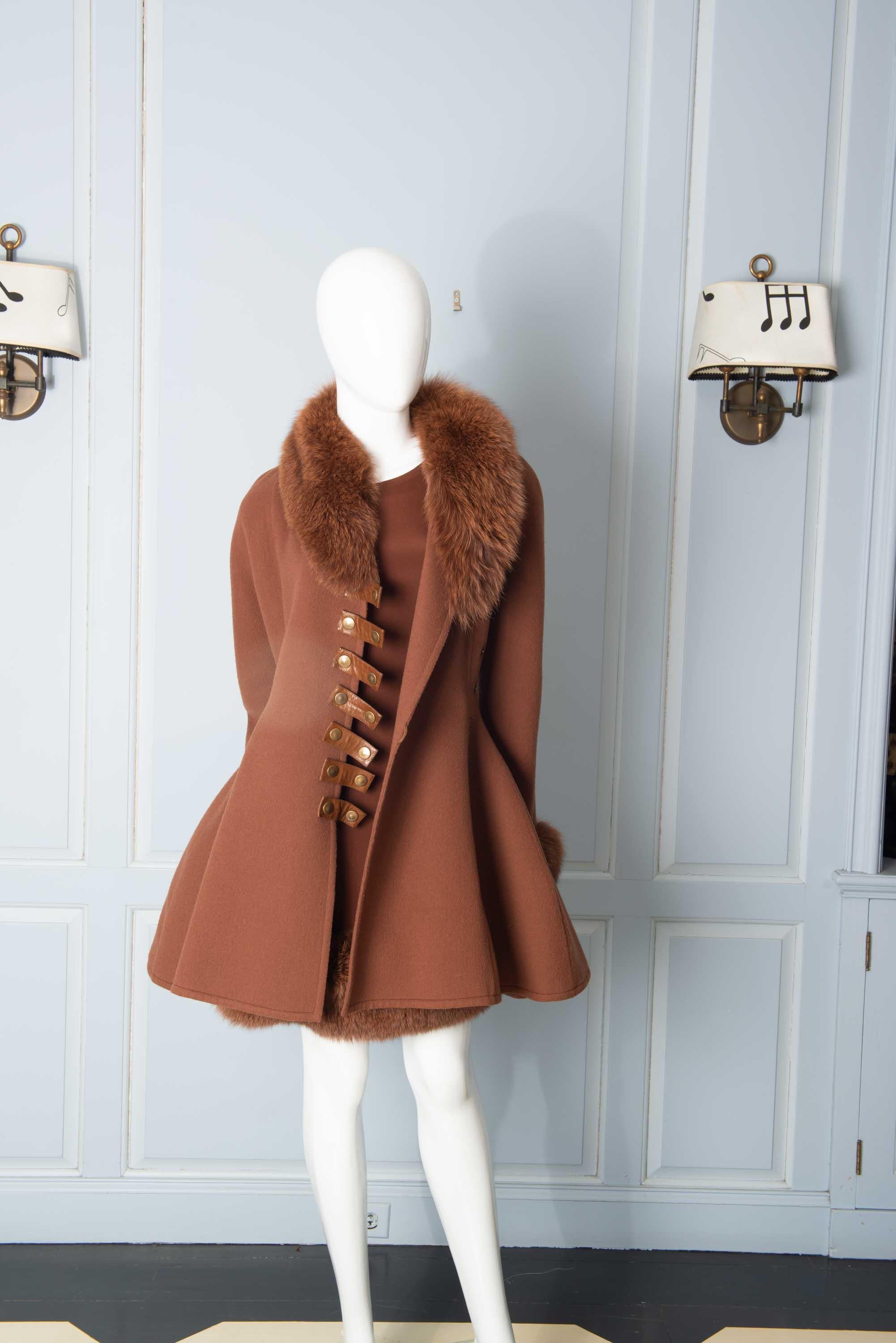 Louis Feraud Haute Couture Kleid und Mantel aus brauner Seide:: Kaschmir:: Fuchspelz (Braun)