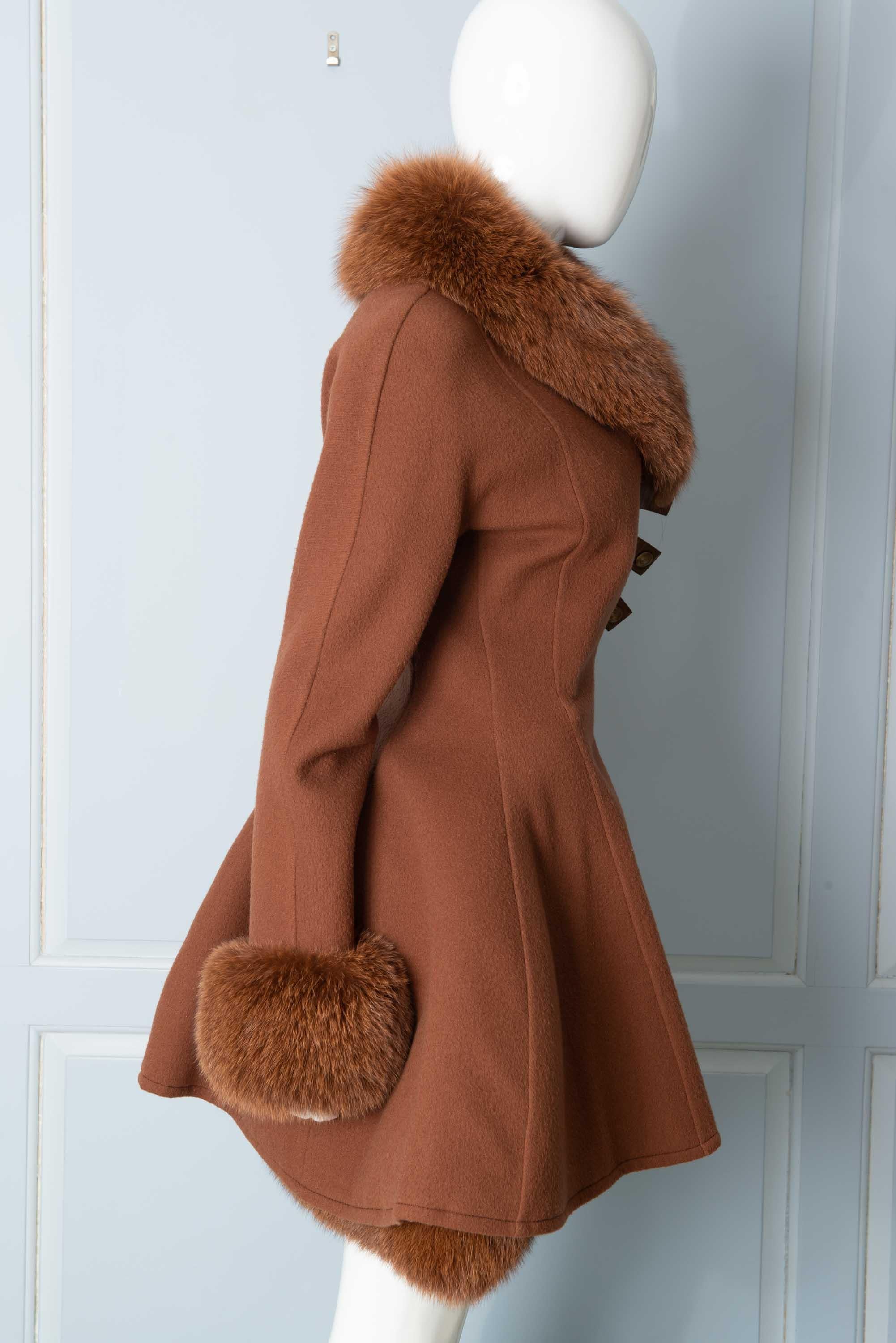 Louis Feraud Haute Couture Kleid und Mantel aus brauner Seide:: Kaschmir:: Fuchspelz im Zustand „Hervorragend“ in Stamford, CT