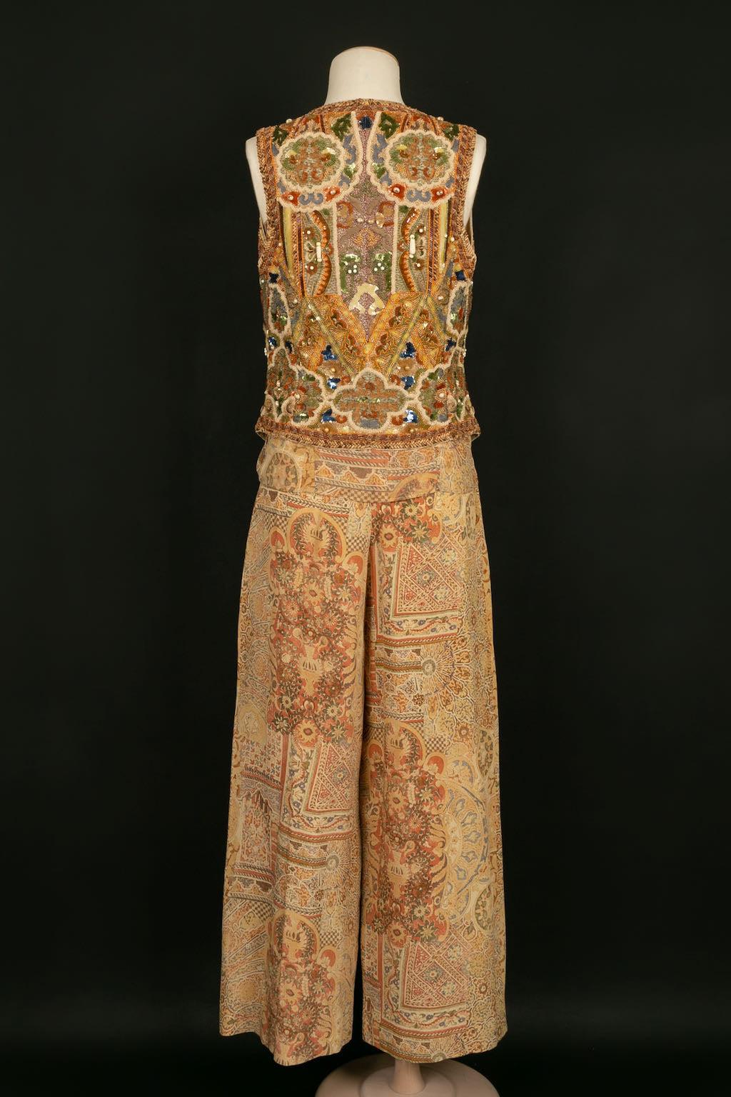 Louis Féraud -Set consisting of a vest fully embroidered with oriental motifs in beads, top with coordinating straps, loose printed pants and embroidered belt. No size indicated, it corresponds to a 34FR.

Additional information: 
Dimensions: Vest: