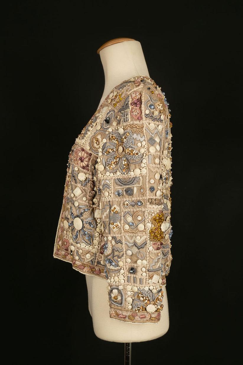 Louis Féraud - Veste cardigan et corsage en soie beige, brodés de passementeries et de coquillages dans les tons pastel. Aucune taille n'est indiquée, elles correspondent à un 36FR. Collection 