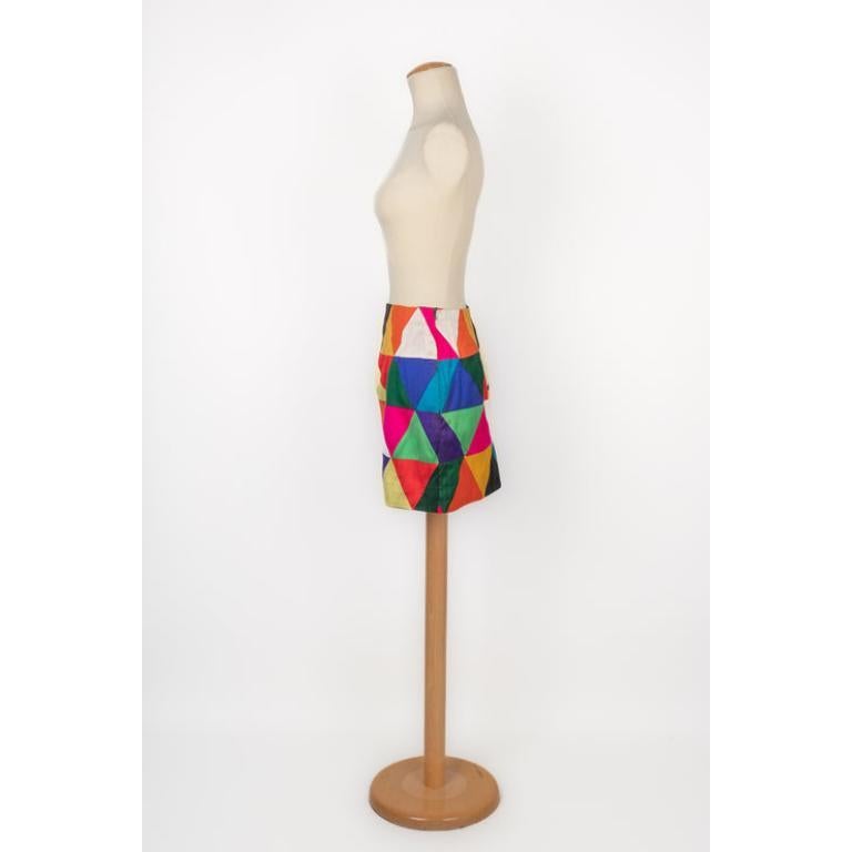 Louis Feraud - (Made in France) Short patchwork skirt made of multicolored wild silk. No size indicated, it fits a 36FR.

Additional information:
Condition: Good condition
Dimensions: Waist: 33 cm - Hips: 46 cm - Length: 40 cm
Seller Reference: FJ92