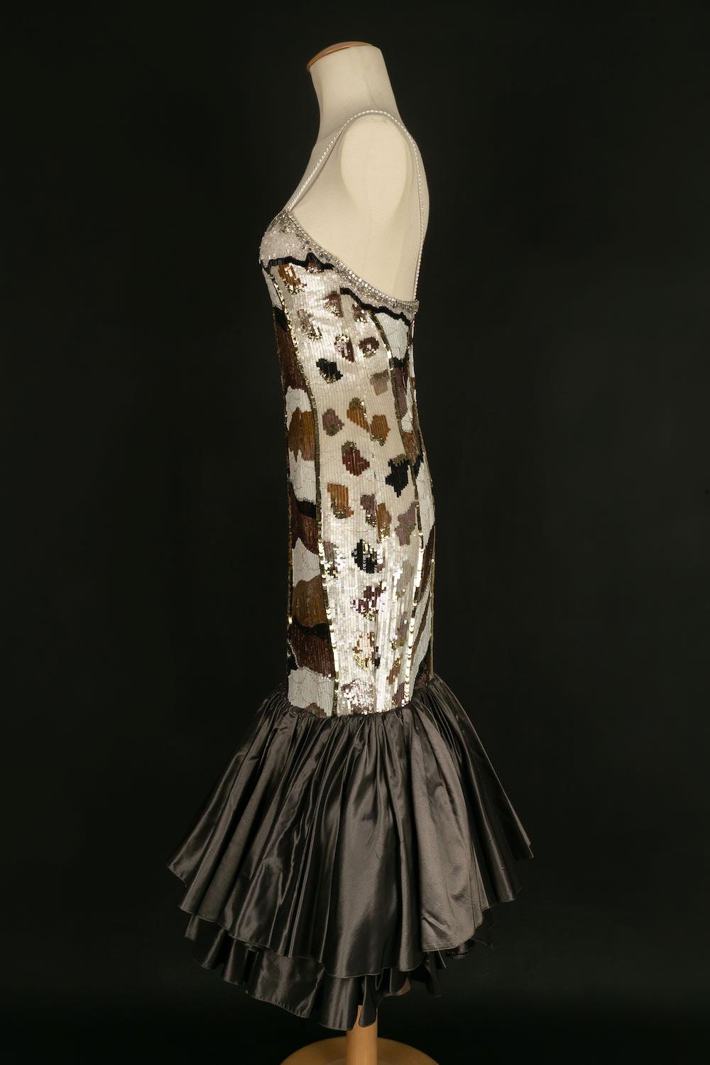 Louis Féraud -Haute Couture robe sirène brodée de paillettes et de perles. Le bas évasé à volants est en taffetas. Aucune taille n'est indiquée, il convient à un 34/36FR. Collectional Hommage à l'Espagne, thème 