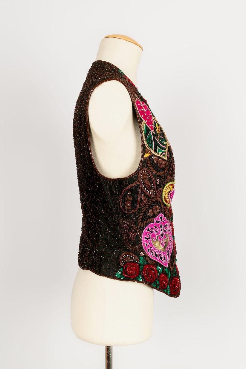 Louis Féraud - Haute Couture vest embroidered with passementerie and sequins from the 1990s. No size label, it fits a 38FR.

Additional information:
Dimensions: Chest: 42 cm 
Length: 57 cm
Condition: Very good condition
Seller Ref number: FH44