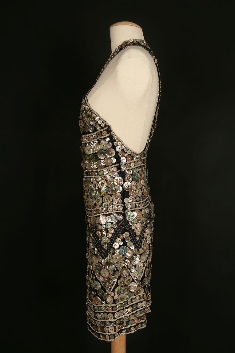 Louis Féraud - Organized dress embroidered with mother of pearl buttons. No size indicated, it corresponds to a 34FR/36FR. Pretty Woman