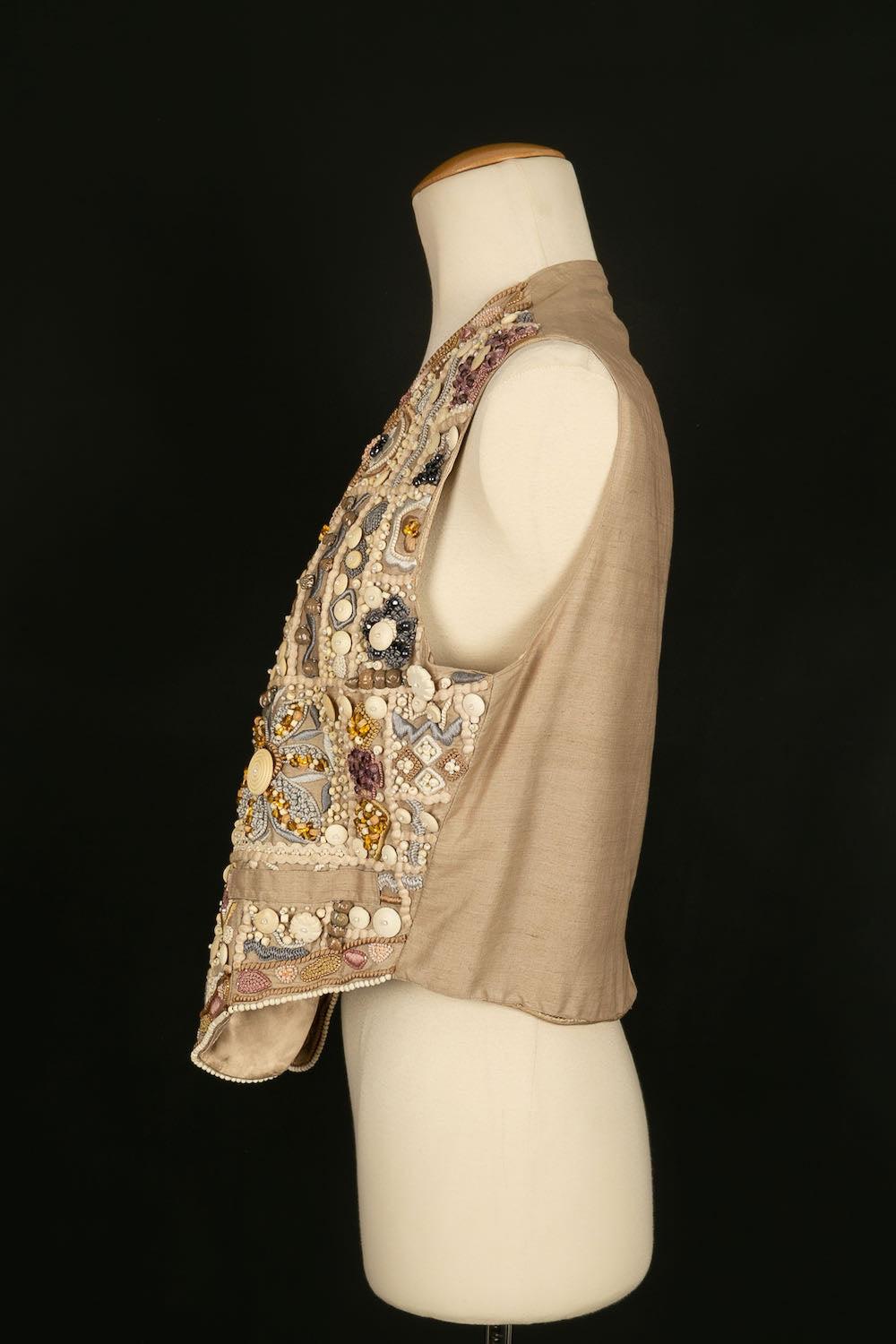 Louis Féraud - Silk vest embroidered with trimmings and shells in pastel colors. No size indicated, it corresponds to a 36/38 FR. Collection 