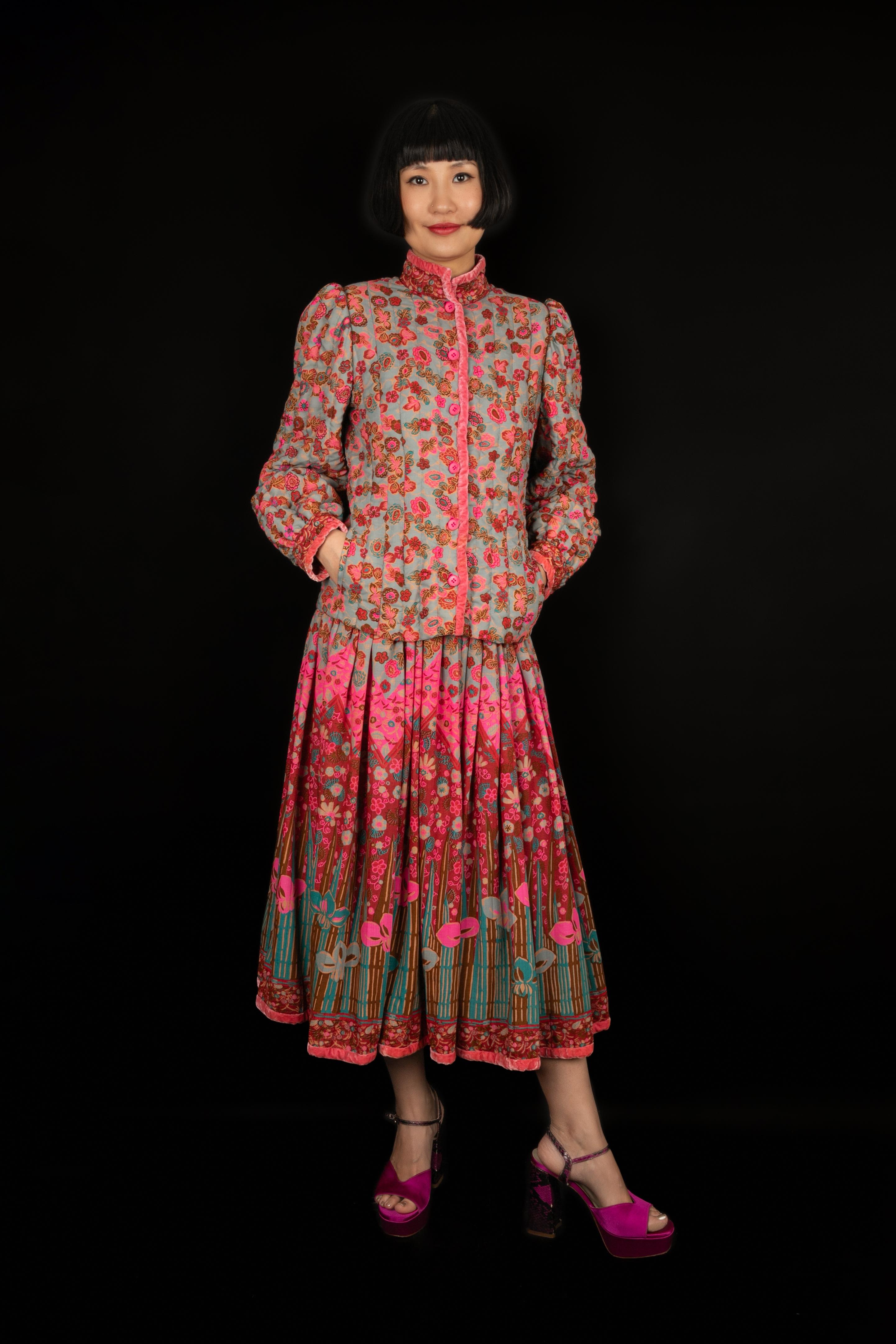 Louis Feraud - Set composed of a quilted jacket with flower patterns and edged with pink velvet, and of a pleated skirt. No size indicated, it fits a 36FR.

Additional information:
Condition: Very good condition
Dimensions: Jacket: Shoulder width: