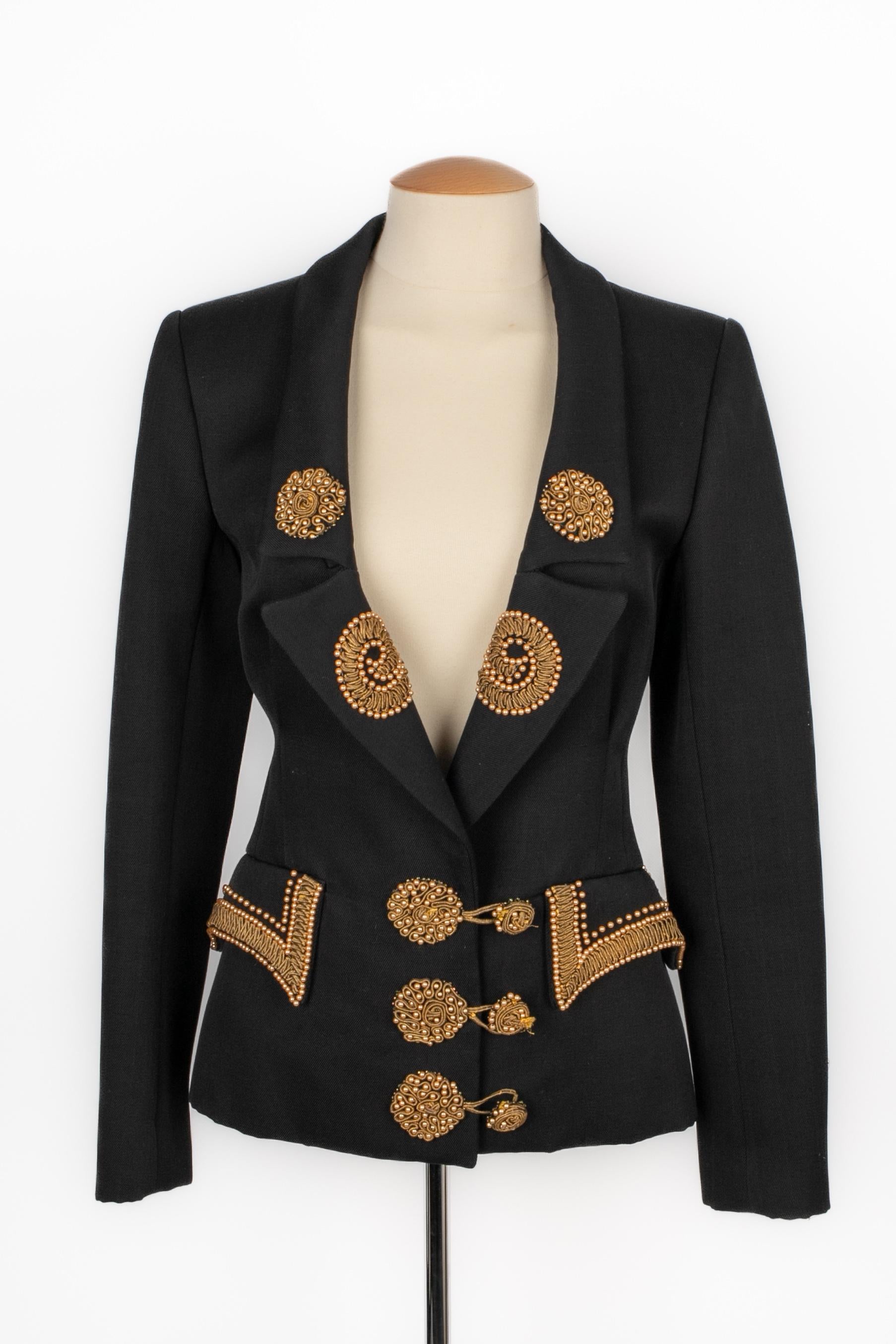 LOUIS FERAUD - Veste de costume noire brodée de perles et de passementeries dorées. Aucune taille n'est indiquée, il convient à un 36FR.

Condit :
Très bon état.

Dimensions :
Largeur des épaules : 39 cm - Poitrine : 45 cm - Taille : 35 cm -