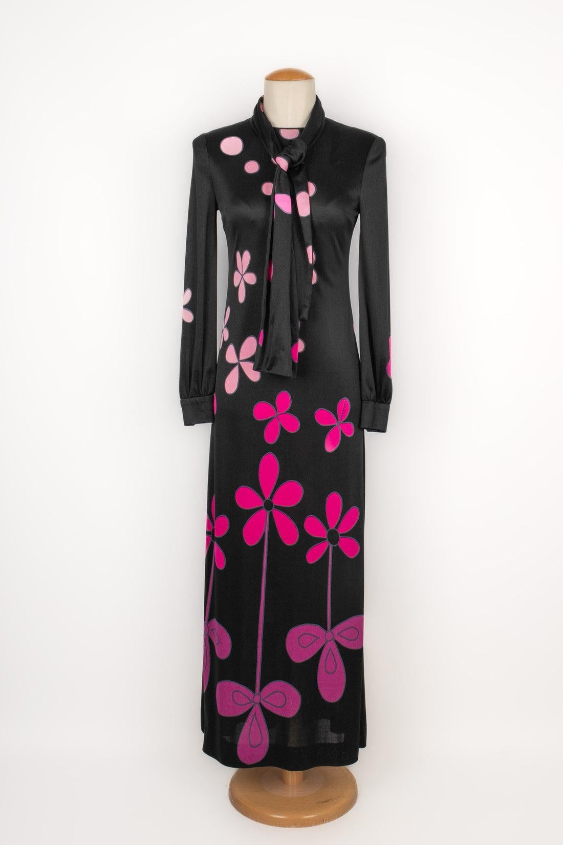 Louis Feraud - (Made in Germany) Long black dress with pink flower patterns. Size 38FR indicated.

Additional information:
Condition: Very good condition
Dimensions: Shoulder width: 38 cm - Chest: 41 cm - Sleeve length: 62 cm - Length: 139