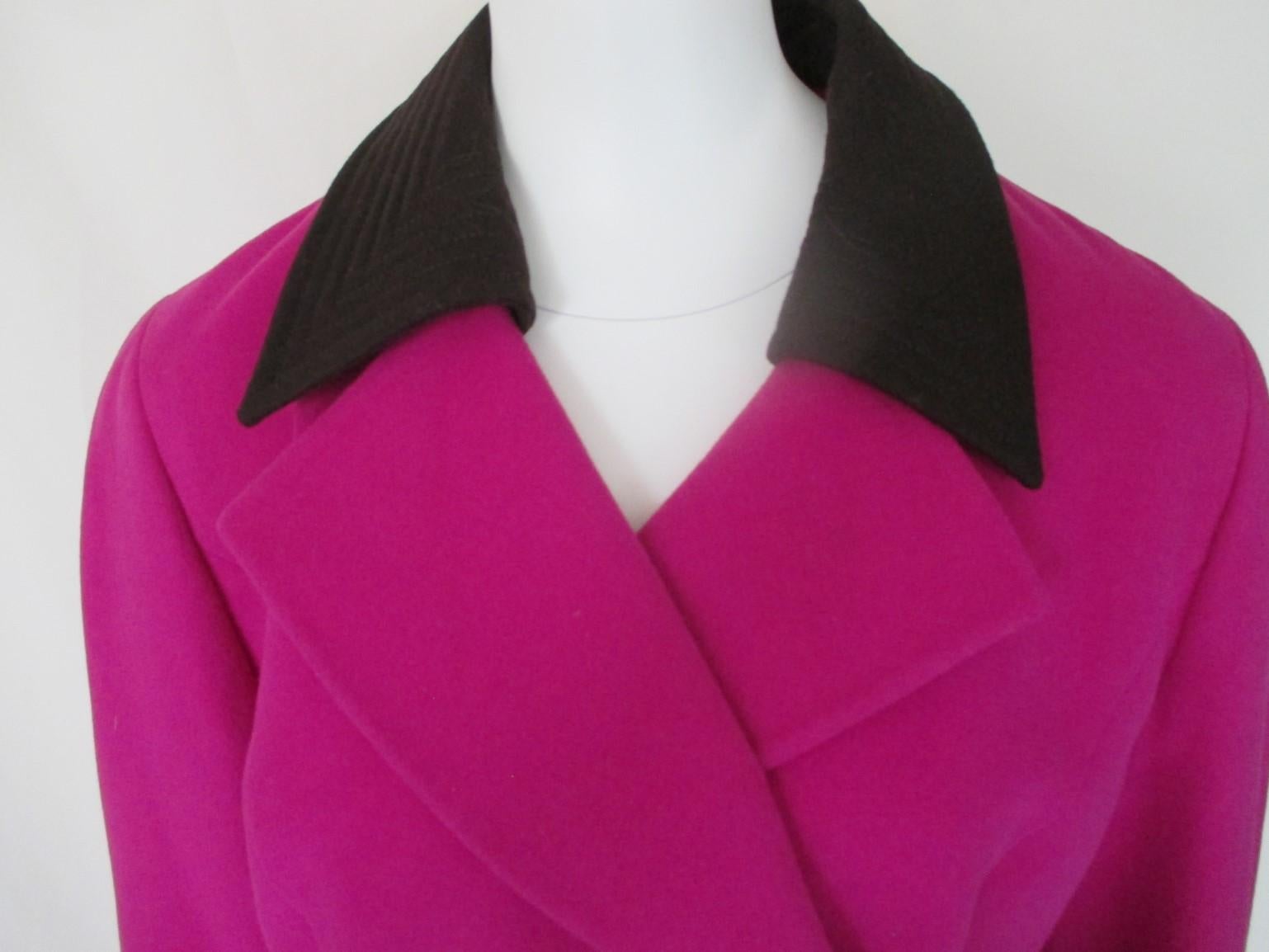Double brested short jacket with inside button, no pockets
Color: black /magenta pink
periode: 1980's 
Designer: Louis Feraud
Material: wool / cashmere
pre-owned condition
Size: US 12/ EU 42/UK 16,  M/L, see section measurements.

Please note that