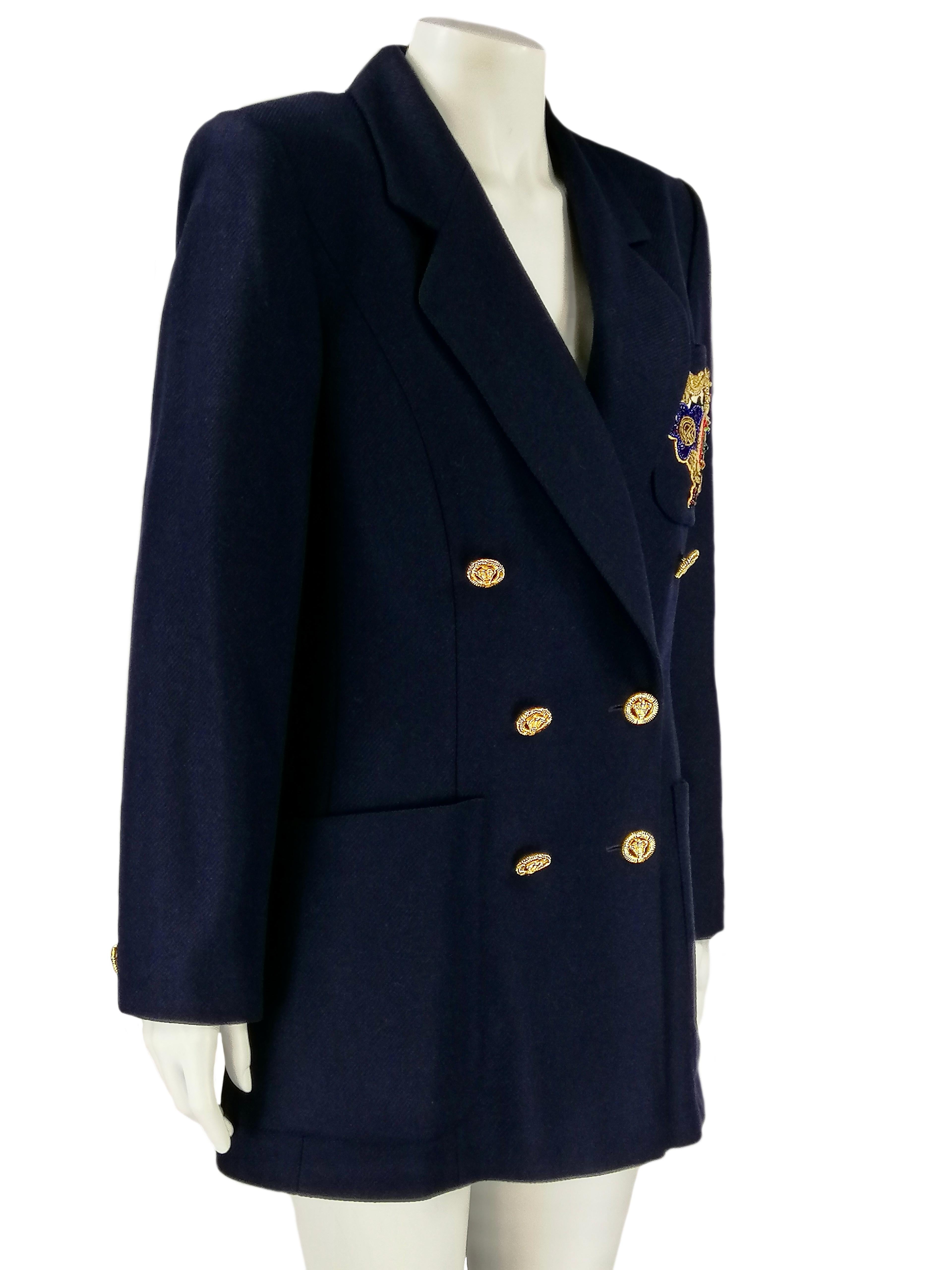 Blauer zweireihiger Blazer von LOUIS FERAUD.
Goldene Knöpfe und gesticktes Schild auf der Tasche.
Vintage 80s
Hergestellt in Deutschland
GRÖSSE: D 28 - USA  8 - UK 12 - FR 40 - I 44
75% Wolle
25% Kaschmir
Futter: 100% Viskose
Flache Maße:
Länge cm.