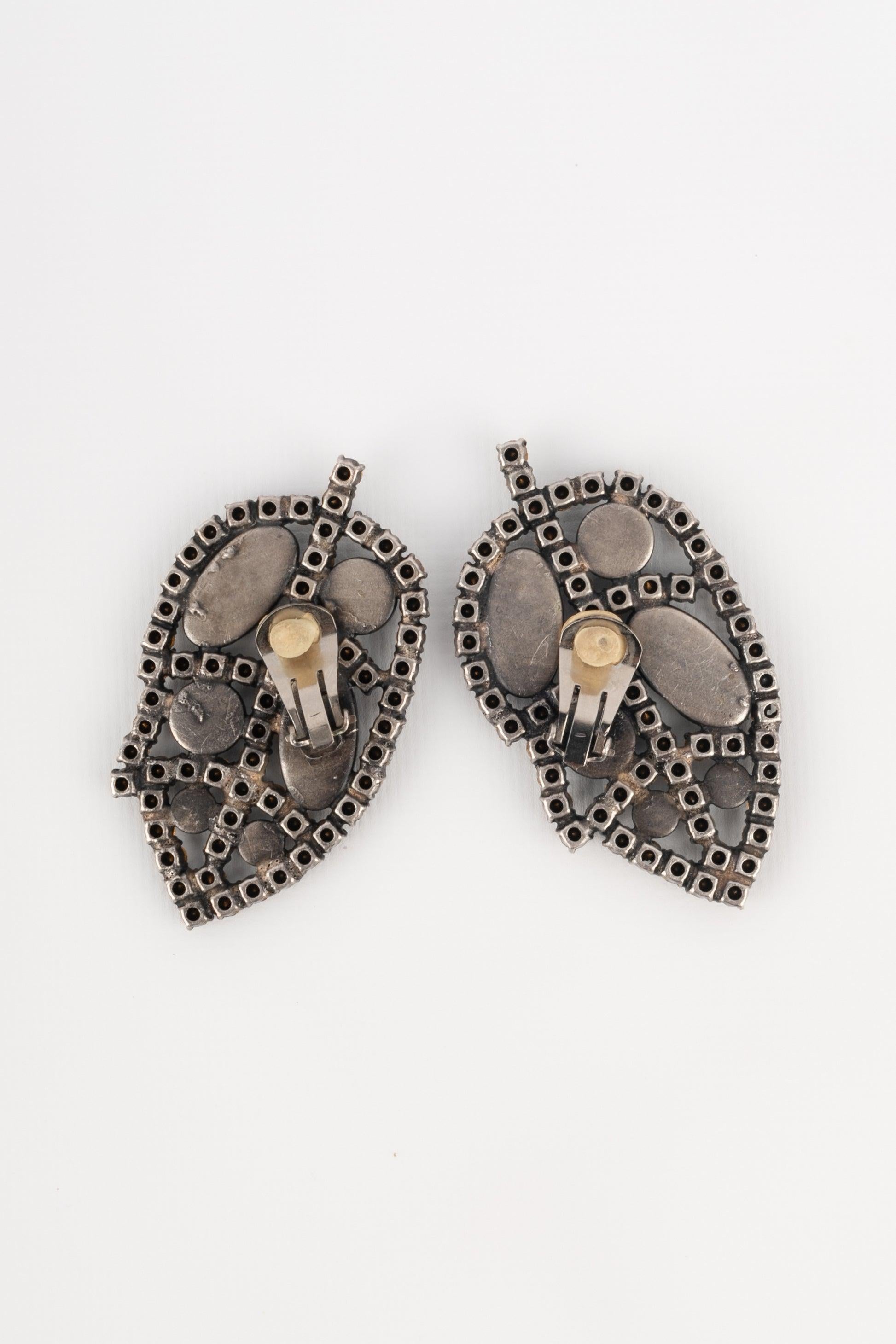 Louis Féraud - Durchbrochene Ohrringe aus silbernem Metall, besetzt mit Strasssteinen und Cabochons aus Glaspaste. Circa 1980 Collection'S.

Zusätzliche Informationen:
Zustand: Sehr guter Zustand
Abmessungen: Höhe: 7 cm
Zeitraum: 20.