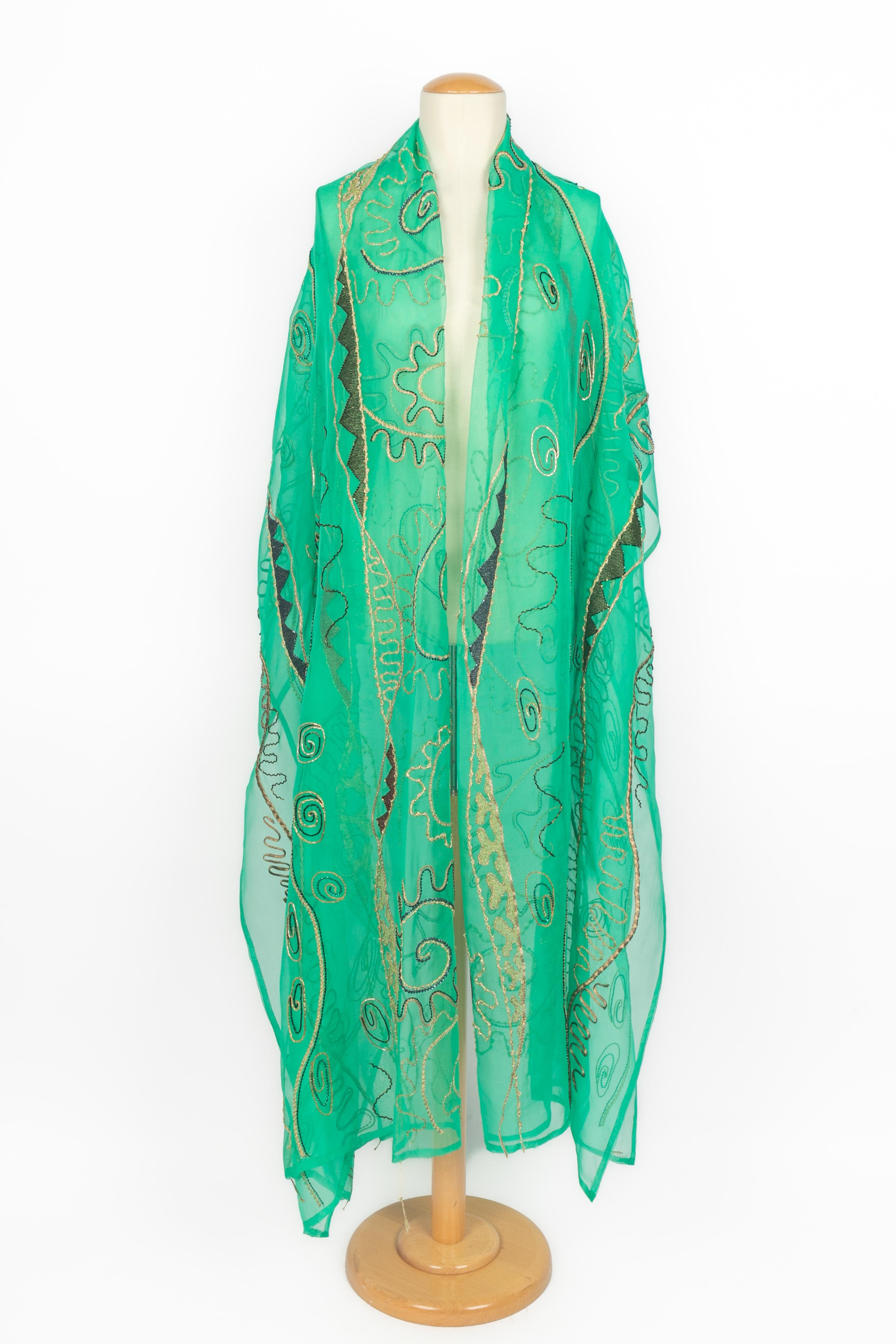 LOUIS FERAUD - Lunga stola in organza verde cucita con fili dorati e paillettes. Non firmato. Una collezione di alta moda.

Condizioni:
Ottime condizioni

Dimensioni:
Lunghezza: 280 cm - Larghezza: 118 cm

SKU:ACC114