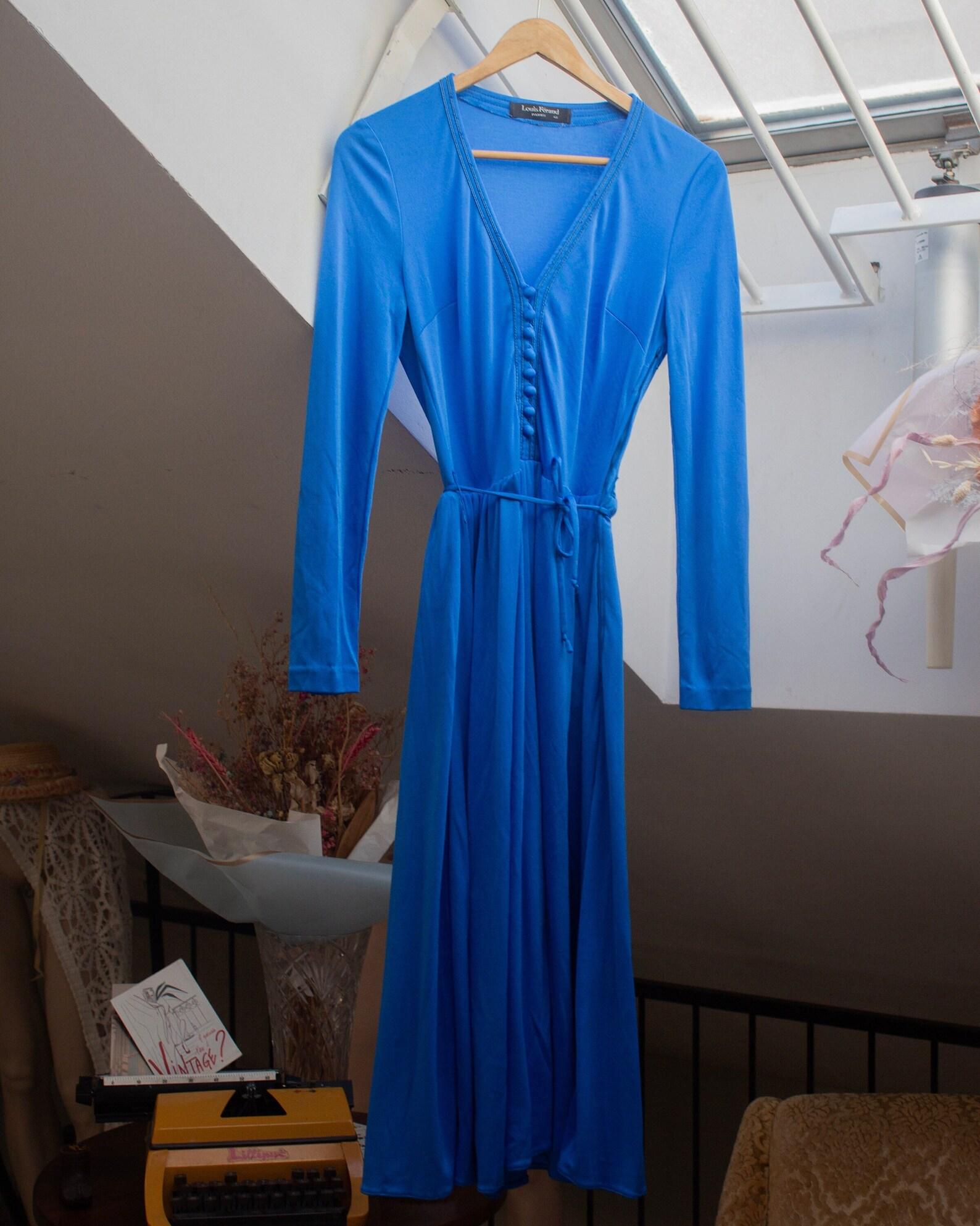 Louis Féraud Paris 1970's Klein blue jersey deep V neck button up midi flare dress with long sleeves, belt and side pockets (S)
Side zip, belt and buttons closure
Skirt is lined 
Side pockets
Size S, check the measurements below
Very good vintage
