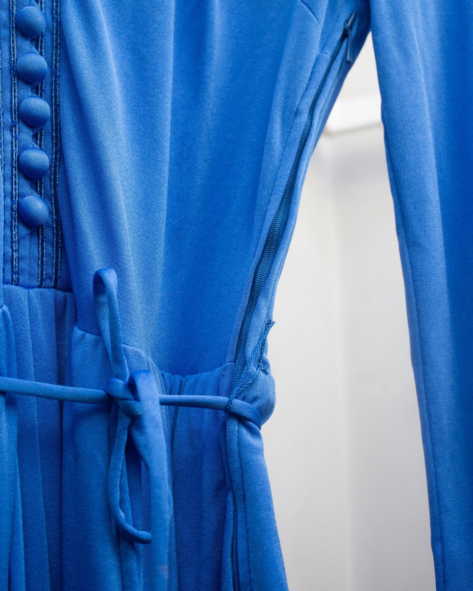Louis Féraud Paris 1970's Klein blauer Jersey tiefes V-Ausschnitt Midi-Schlagkleid  im Zustand „Gut“ im Angebot in Milano, IT