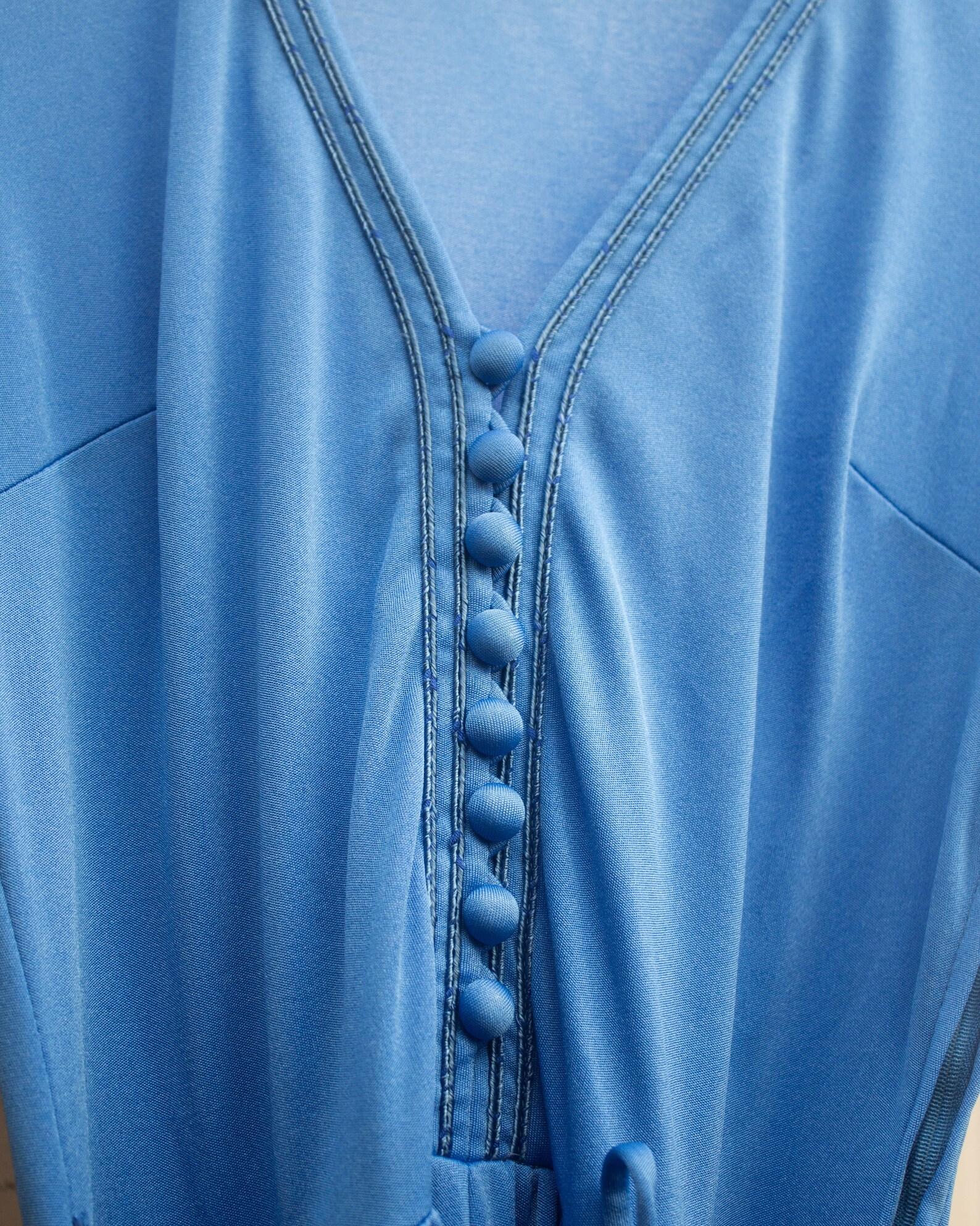 Louis Féraud Paris 1970's Klein blauer Jersey tiefes V-Ausschnitt Midi-Schlagkleid  Damen im Angebot