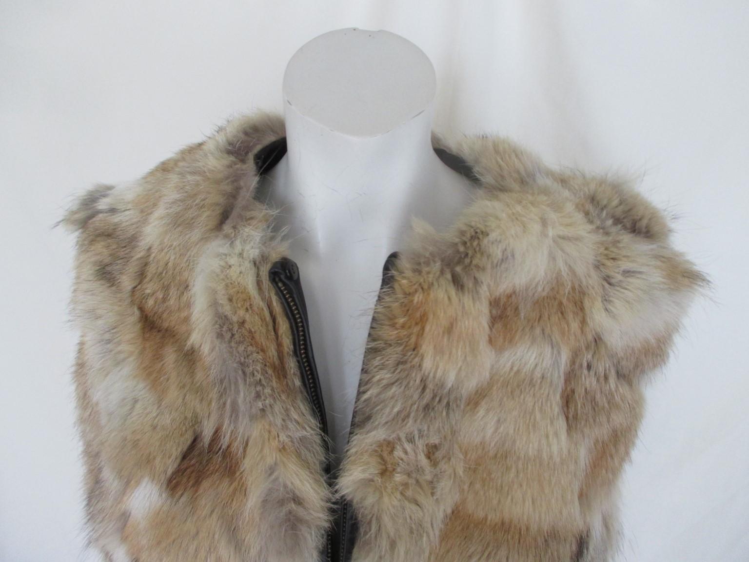 Feraud Paris Fox fur sleeveless body warmer/ jacket

We offer more exclusive fur and vintage items, view our fronstore

Details:
Zipper closure and 2 pockets
fully lined
Size aprox M,  check measurements
Can be worn by men or woman

Length 57