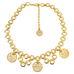 Collana girocollo in metallo dorato Louis Feraud Paris con charme del marchio