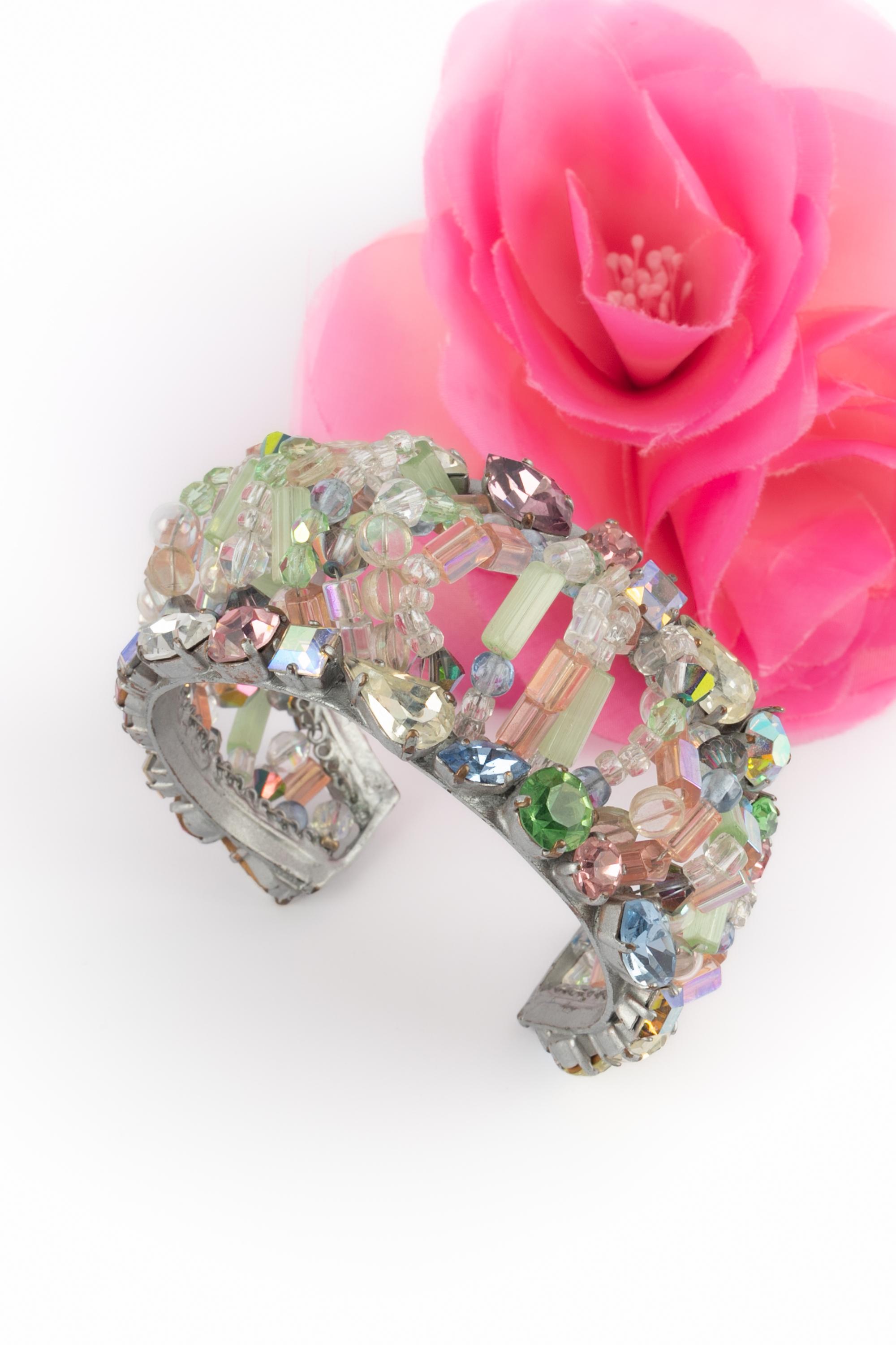 LOUIS FERAUD - (Made in France) Pulsera brazalete de metal plateado con perlas facetadas y strass. No joyas firmadas de un desfile de moda.

Estado:
Muy buen estado

Dimensiones:
Circunferencia: 16 cm - Abertura: 3 cm - Anchura: 4 cm

SKU:BRA98